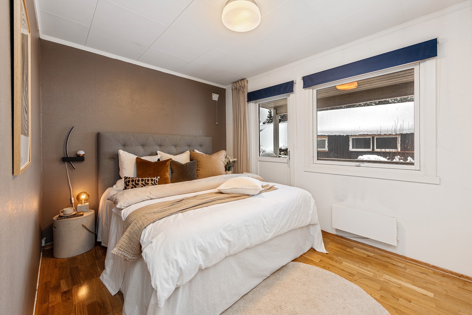 Hovedsoverommet er romslig med plass til dobbeltseng og tilhørende møblement. Galleribilde