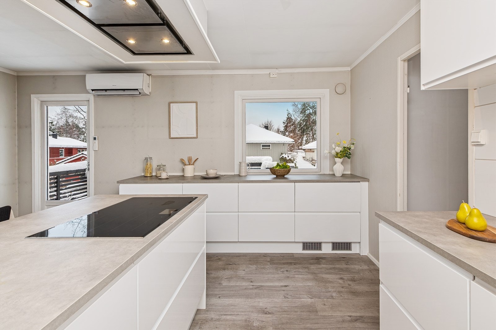 Boligen har en moderne og flott kjøkkeninnredning fra 2018. Galleribilde