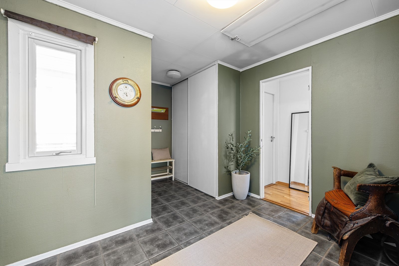 Velkommen inn til en romslig entré med god plass til å henge fra seg yttertøy og oppbevare sko og annet. Galleribilde