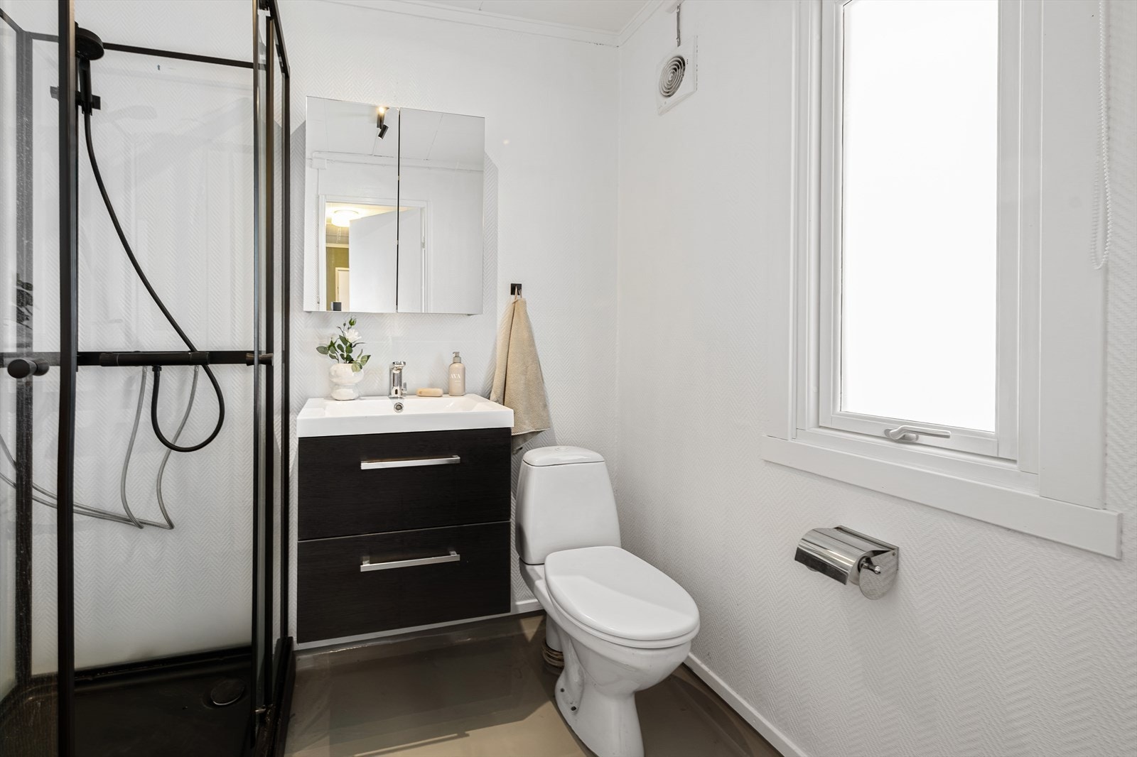 Badet gir rom for ytterligere oppbevaringsløsninger. Galleribilde