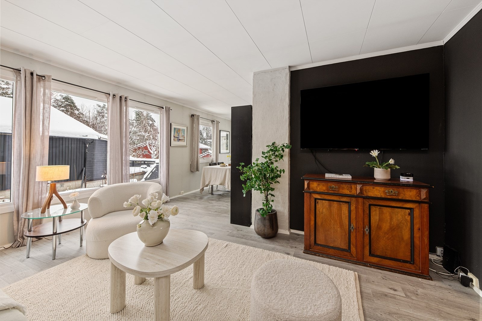 Her har du god plass til sofagruppe, TV-benk, TV og øvrig møblement. Galleribilde