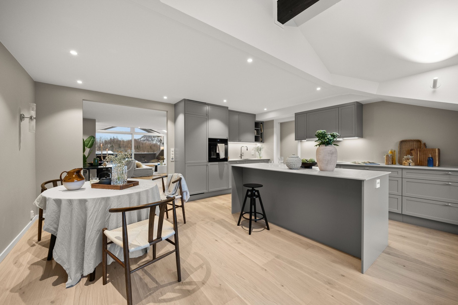 Kjøkkenet har en praktisk, delvis åpen løsning mot stuen og en sosial kjøkkenøy. Galleribilde