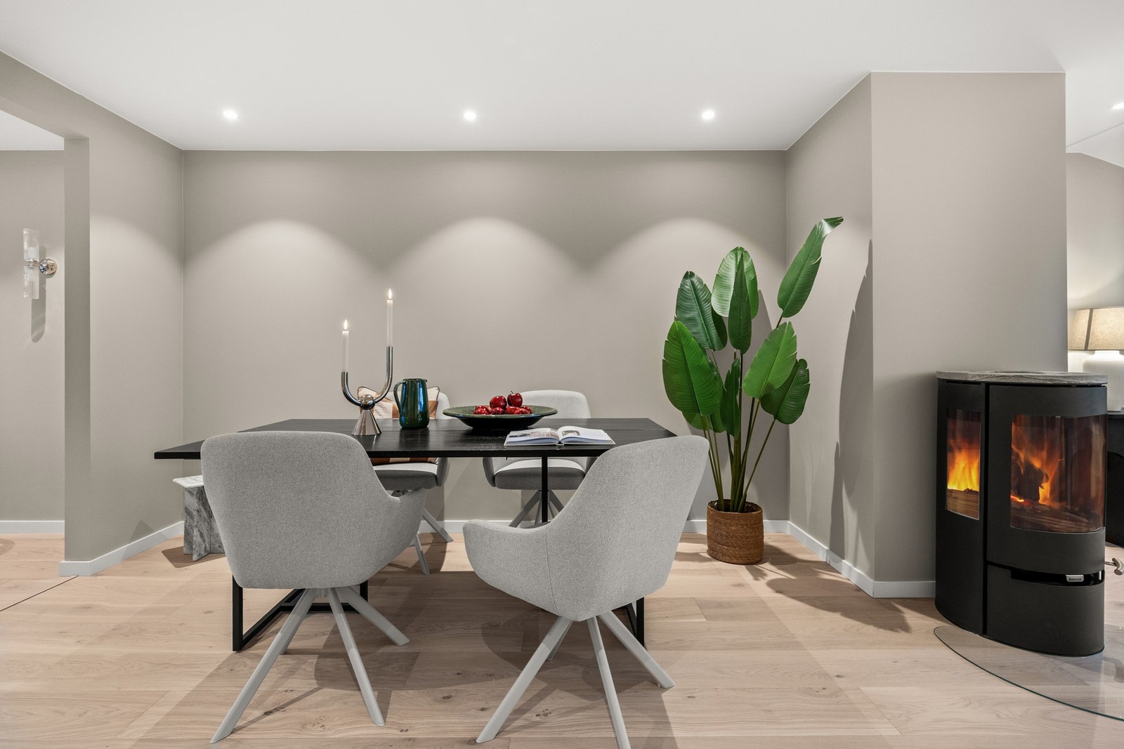 Leiligheten har en egen spisestueavdeling i tilknytning til stue/ kjøkkenet med god plass til spisebord og gjester, som gir en naturlig overgang mellom kjøkken og stue Galleribilde