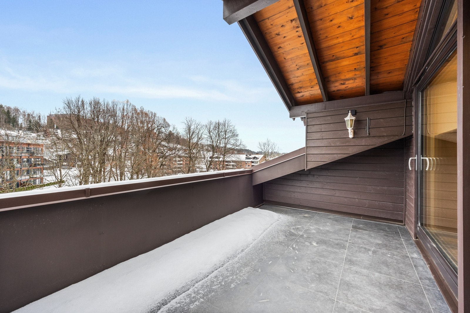 Fra stuen er det utgang til en privat og romslig balkong. Galleribilde