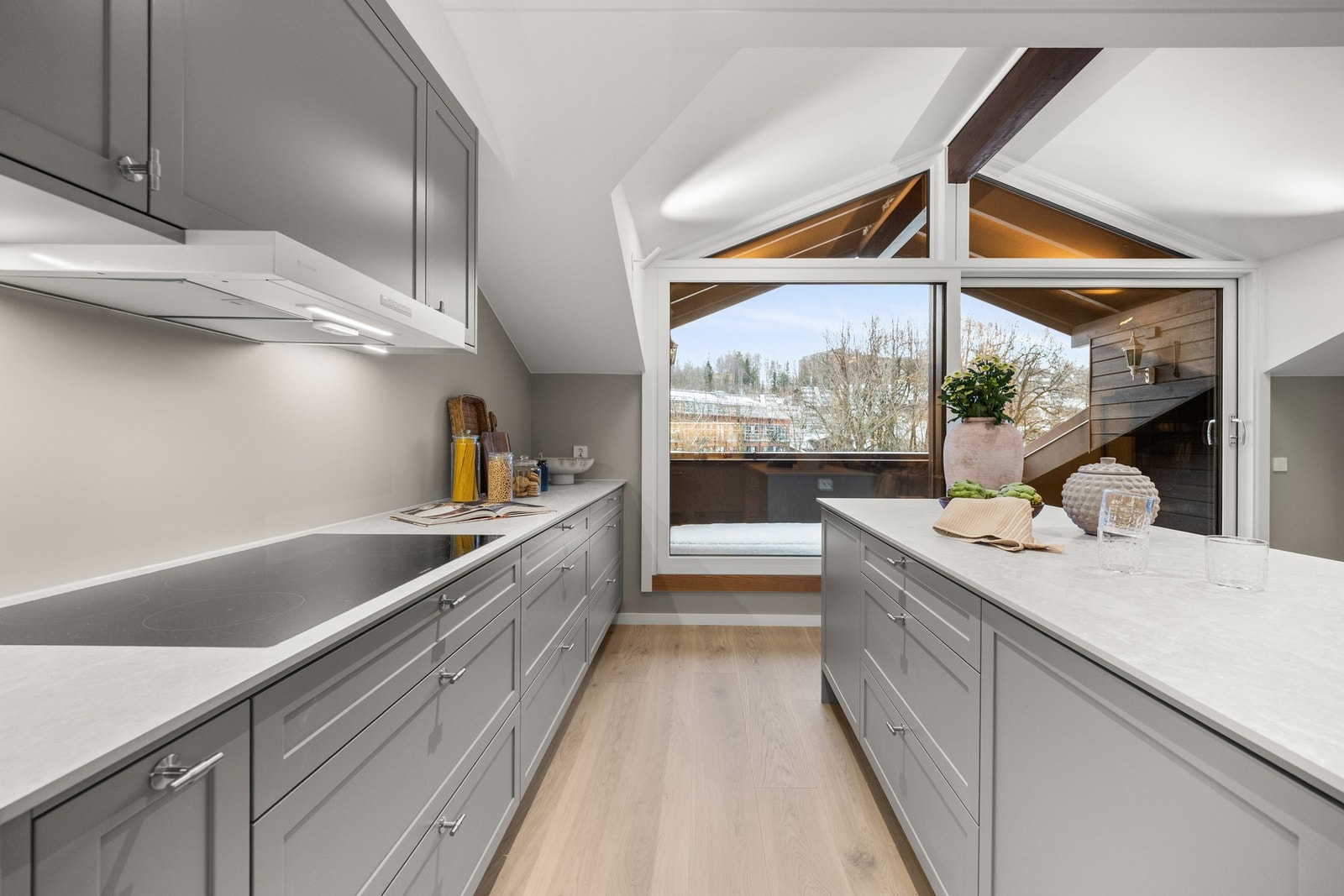 Det er god skap- og benkeplass for matlaging og oppbevaring av kjøkkenredskaper. Galleribilde