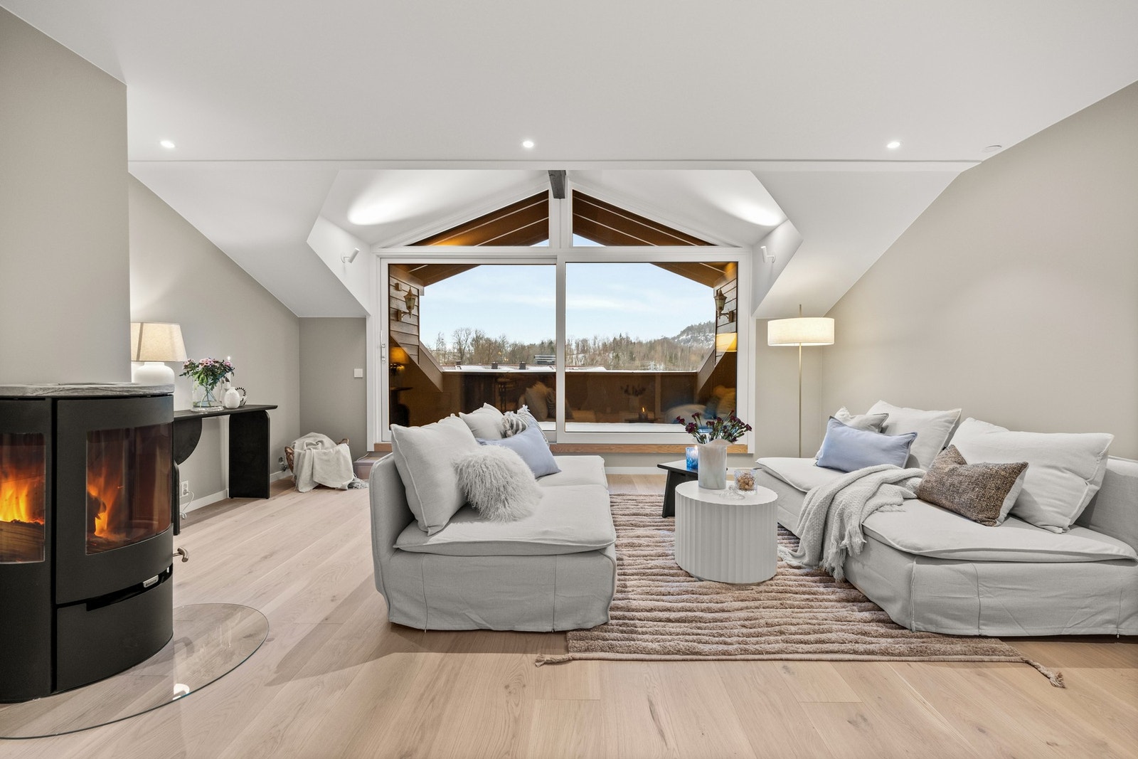 Lys og romslig stue med en praktisk løsning. Galleribilde