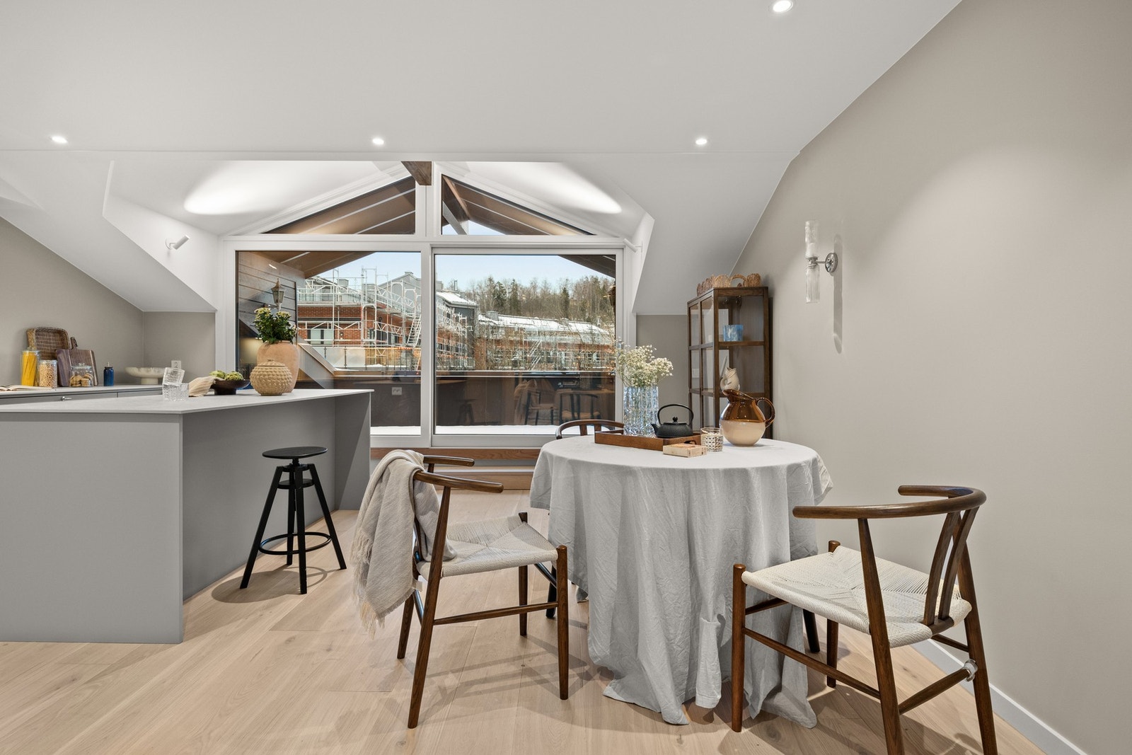 Fra Kjøkkenet er det utgang til en egen balkong, som gir en fin forlengelse av oppholdsrommet og passer utmerket til både måltider ute og rolige stunder i frisk luft. Det er tillatt med både gass og elektrisk grill på balkonger. Galleribilde