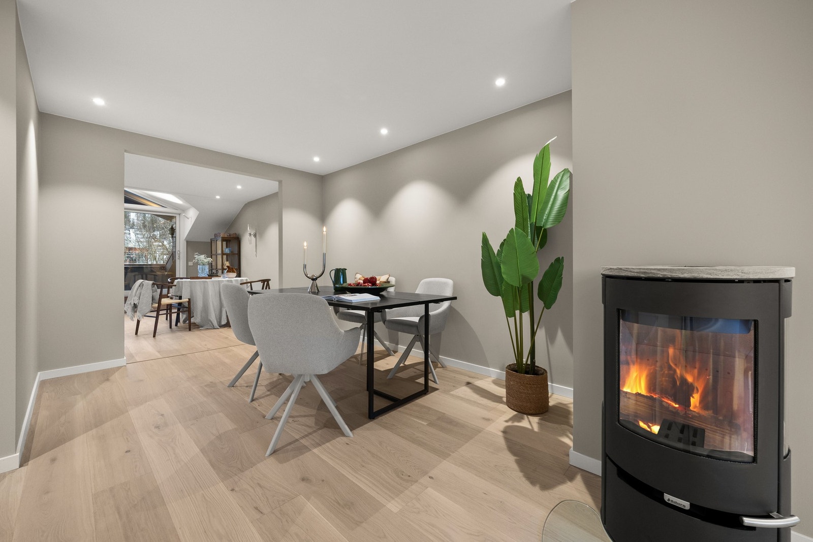 Sentralt i stuen er det en peis som gir en varm og god atmosfære. Galleribilde