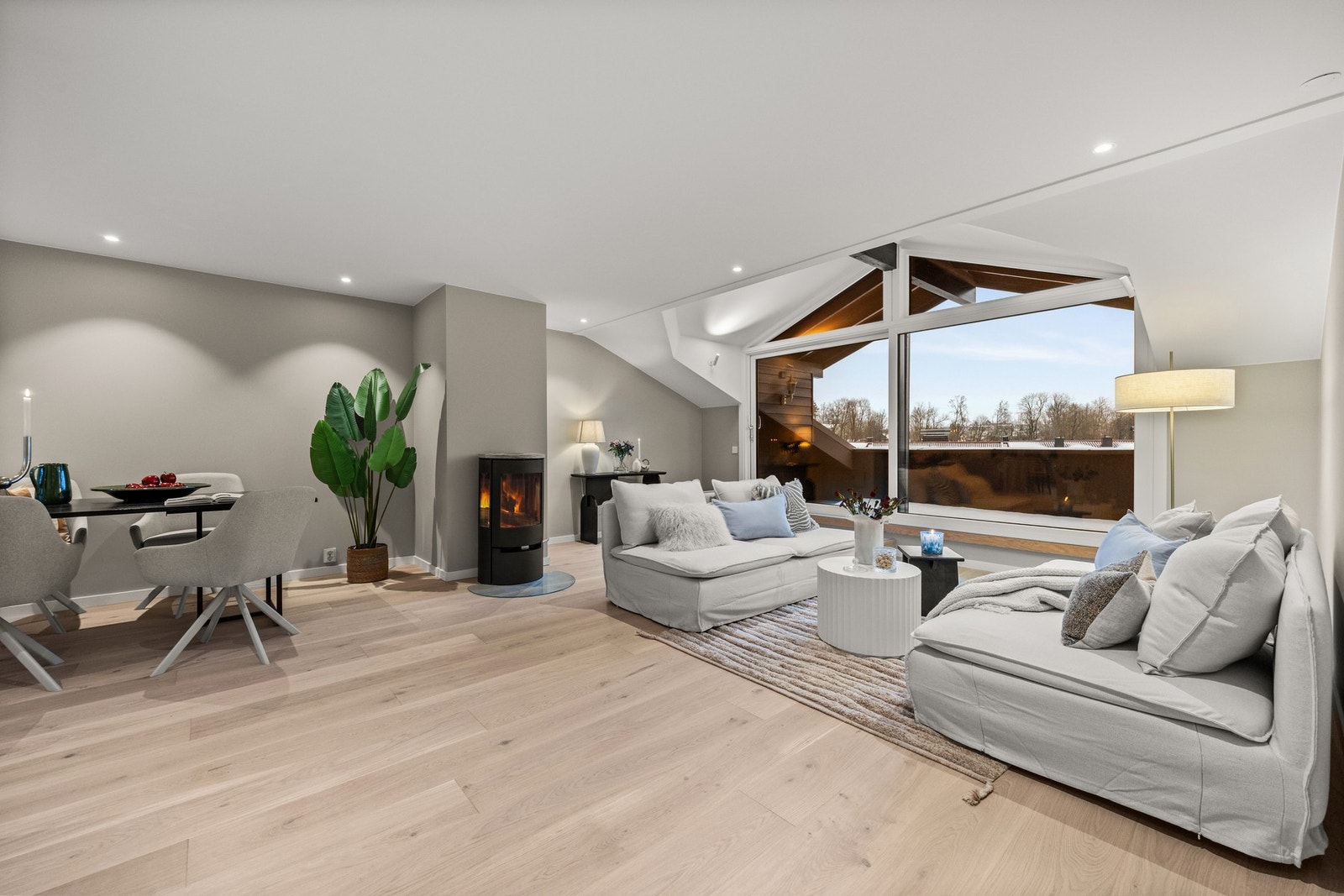 Dette er en meget lekker og påkostet 4-roms leilighet i et svært attraktivt og barnevennlig boligområde på Hamang Terrasse, like ved Sandvika. Galleribilde