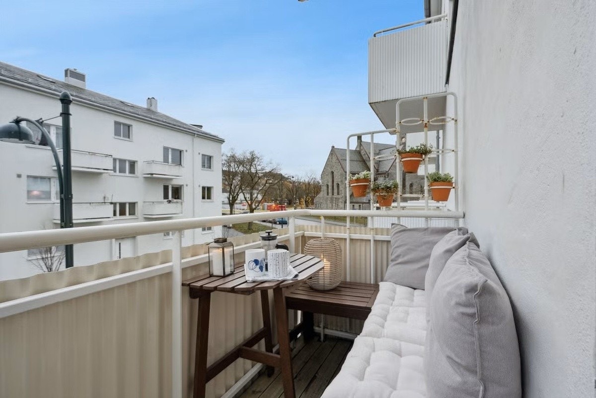 Balkong med sol fra morgen til ettermiddag Galleribilde