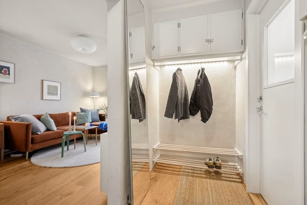 Romslig gang med oppbevaringsmuligheter Galleribilde