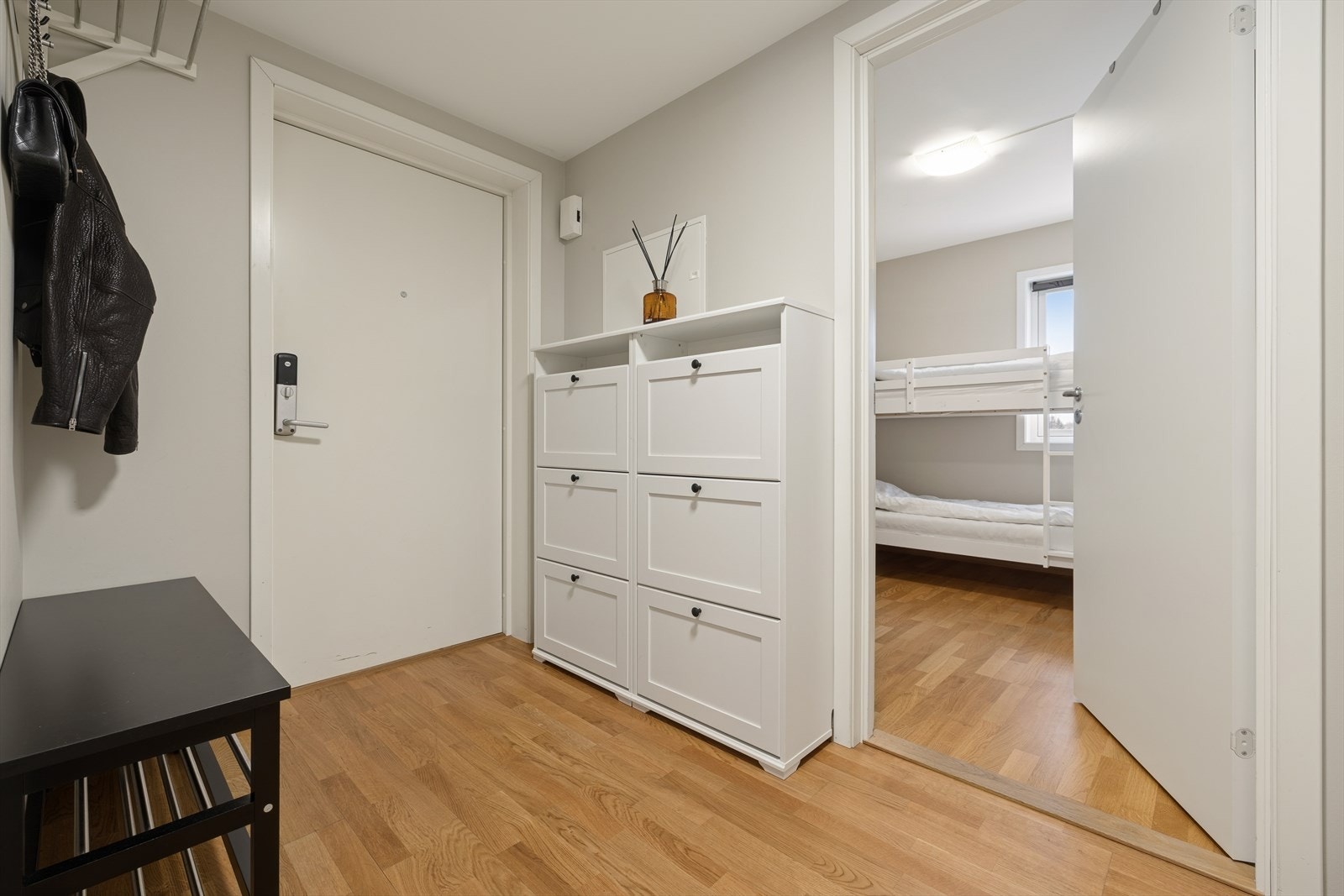 Fra entreen er det adkomst til leilighetens to soverom og tekniske rom/bod. Galleribilde