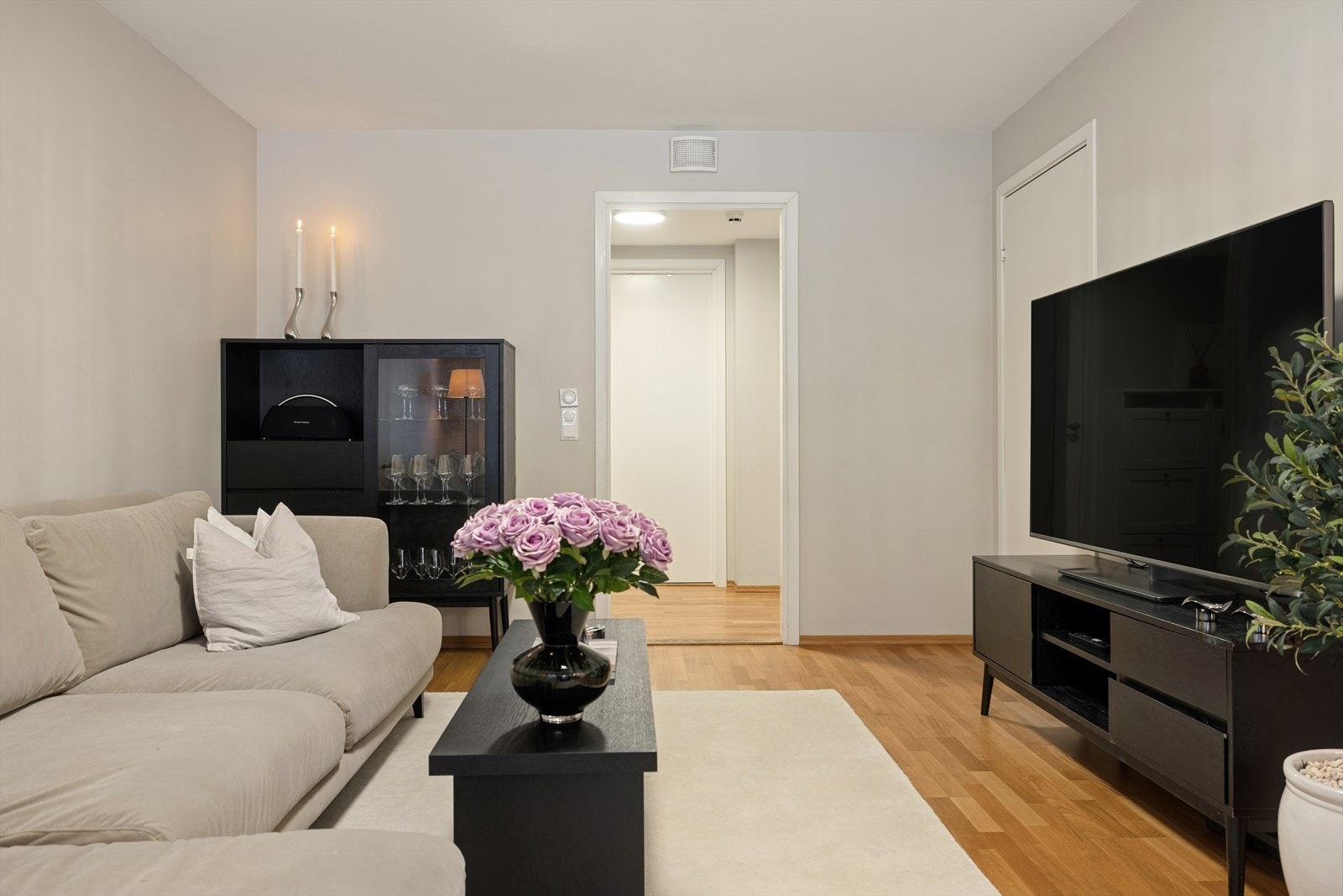 Vannbåren varme og balansert ventilasjon sørger for et behagelig inneklima i hele leiligheten. Galleribilde