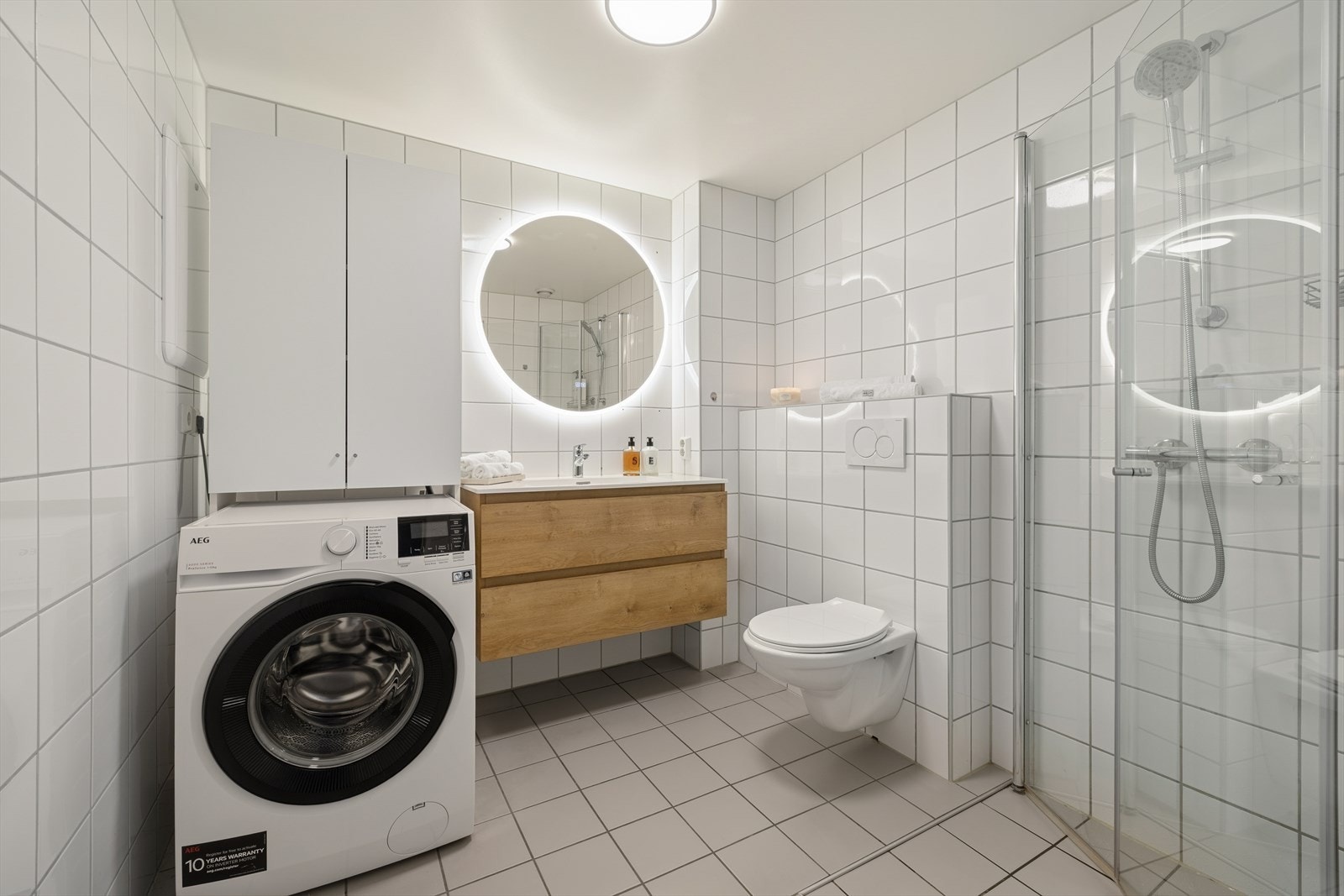 Baderomsinnredningen med heldekkende servant er ny fra 2024 og har speil med integrert lys. Galleribilde