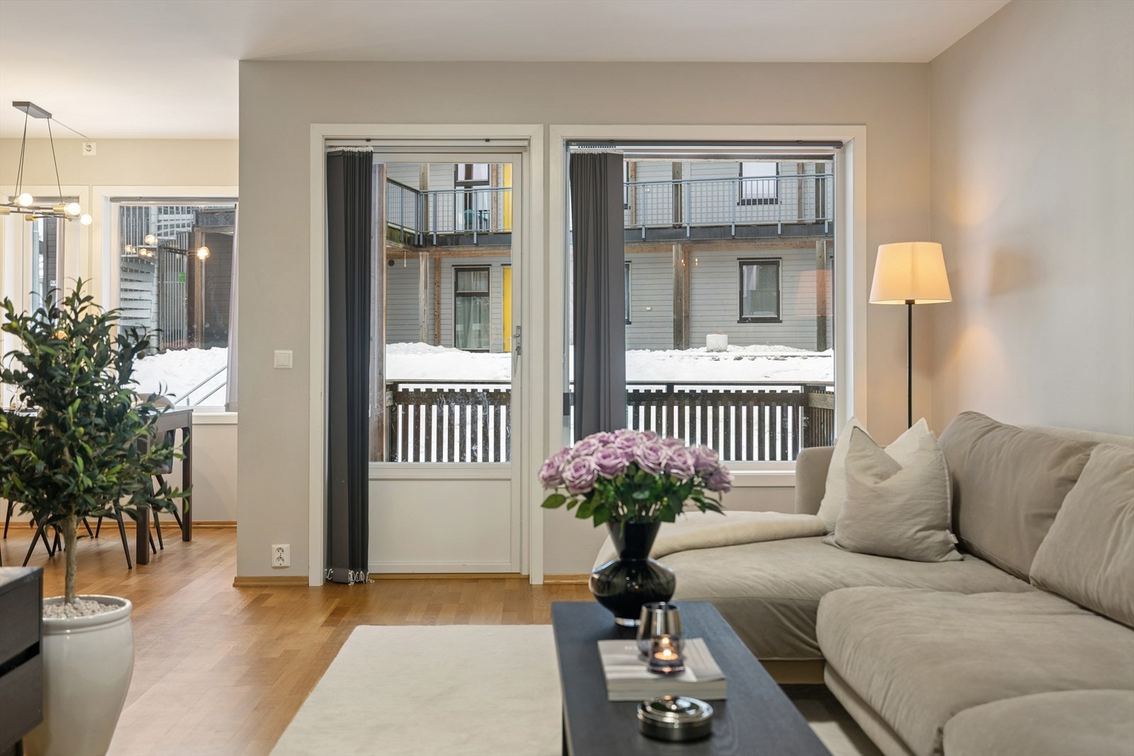 Store vindusflater med 2-lags isolerglass fra 2016 gir godt med lysinnslipp både inn i stue og kjøkken. Galleribilde