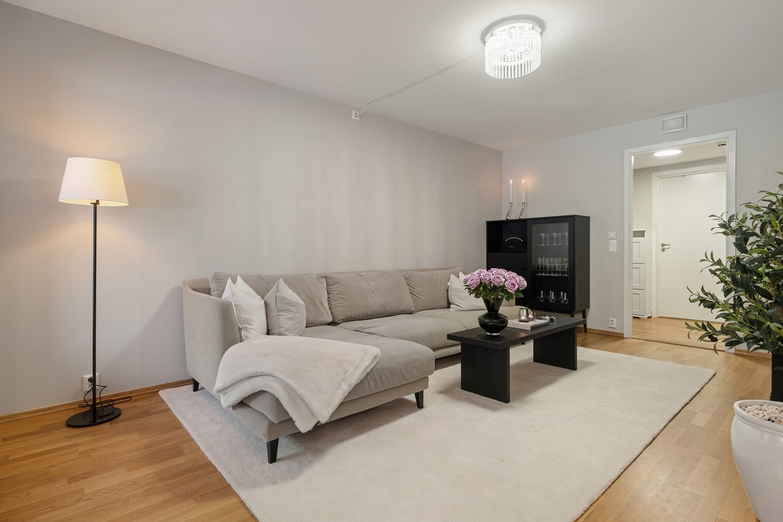 Stuen har god plass til en romslig sofagruppe og tilhørende møblement. Galleribilde