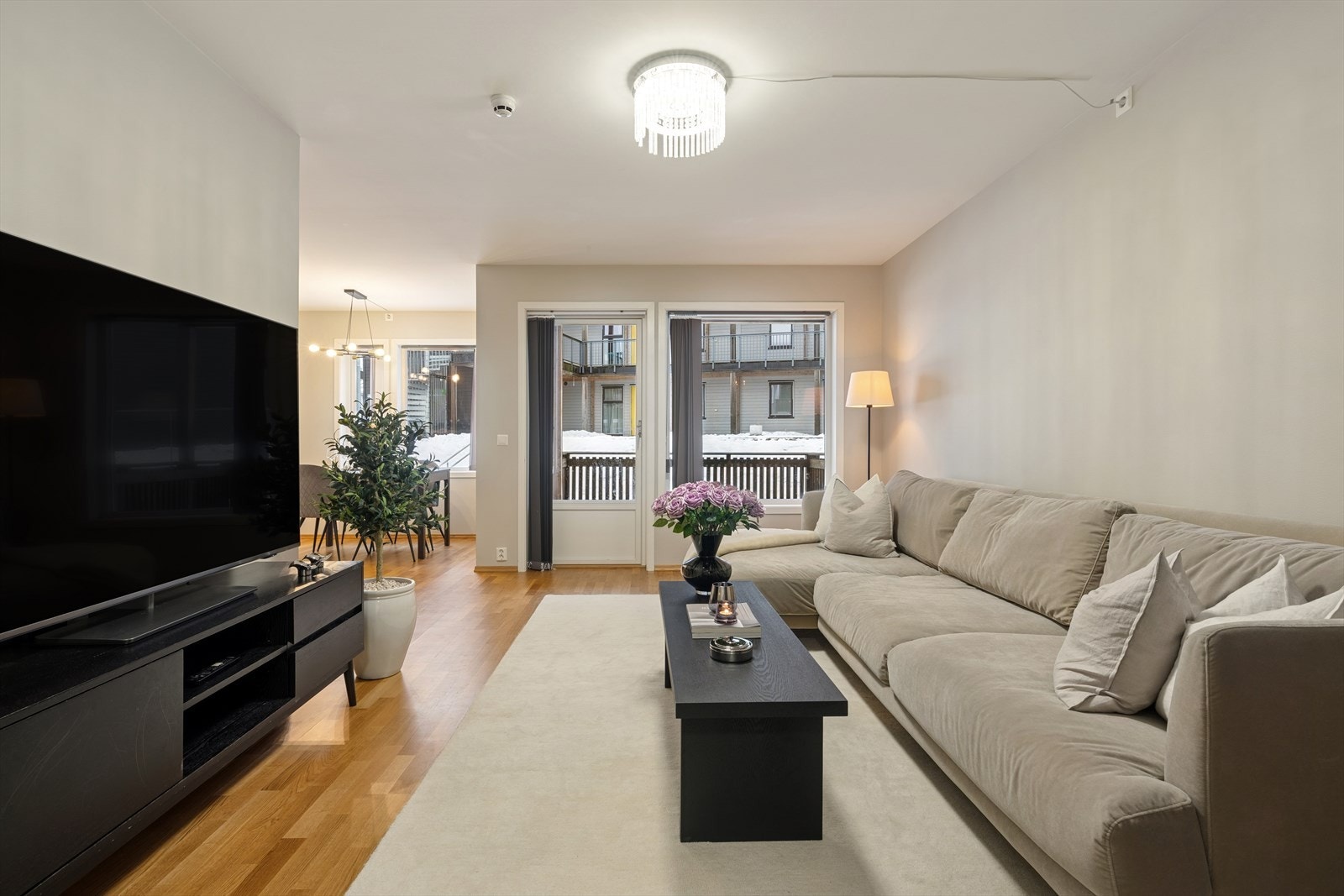 Leiligheten har en romslig og åpen stue- og kjøkkenløsning, som skaper et sosialt og lyst allrom. Galleribilde