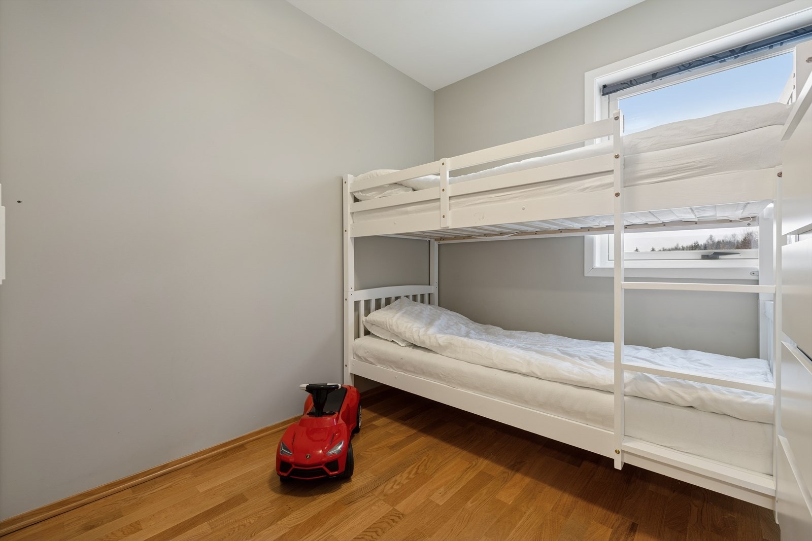 Det andre soverommet egner seg godt som barnerom, gjesterom eller kontor. Galleribilde