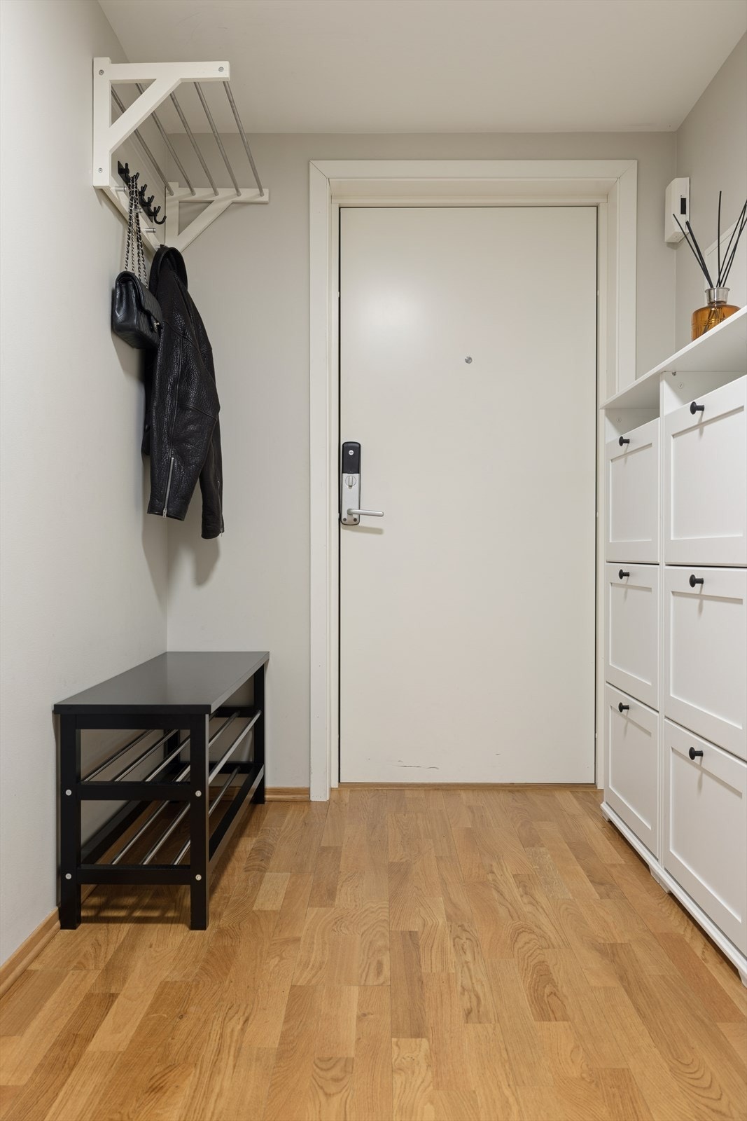 Ytterdøren er brann- og lydklassifisert, og er fra byggeåret 2016. Galleribilde