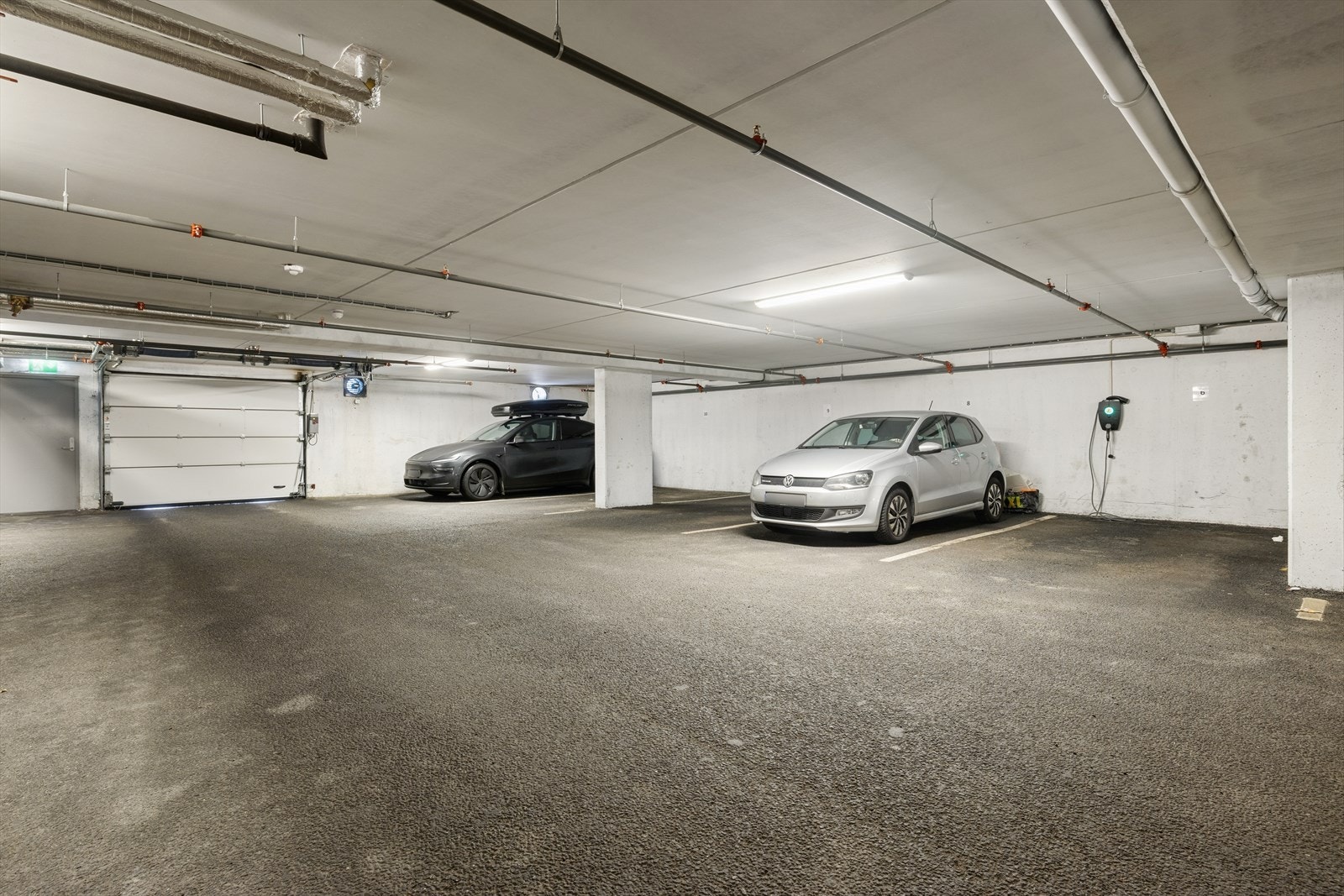 Det medfølger en egen parkeringsplass med elbillader i felles garasjekjeller. Galleribilde