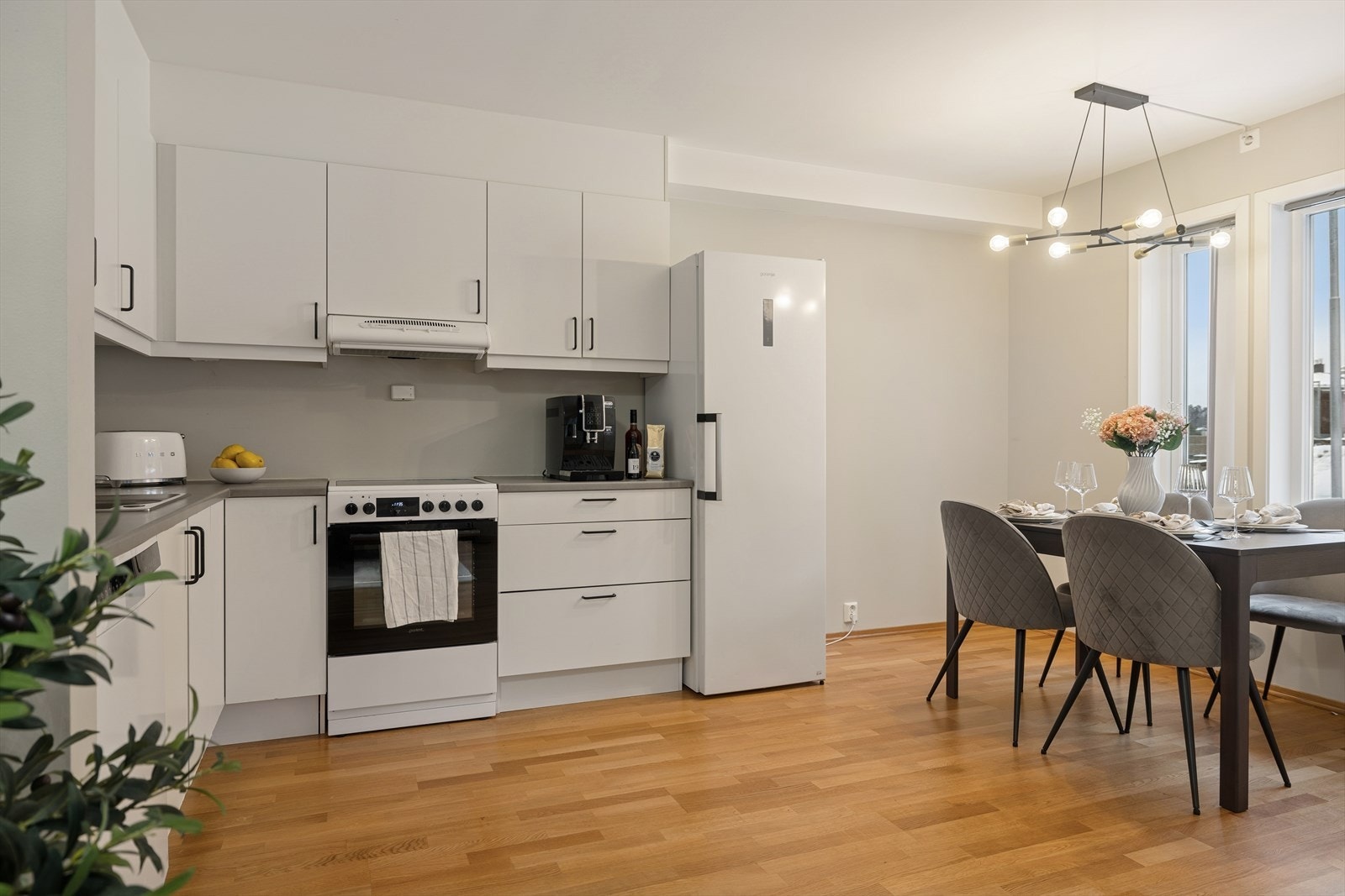 Det er en naturlig plass for spisebord i tilknytning til kjøkkenet. Galleribilde