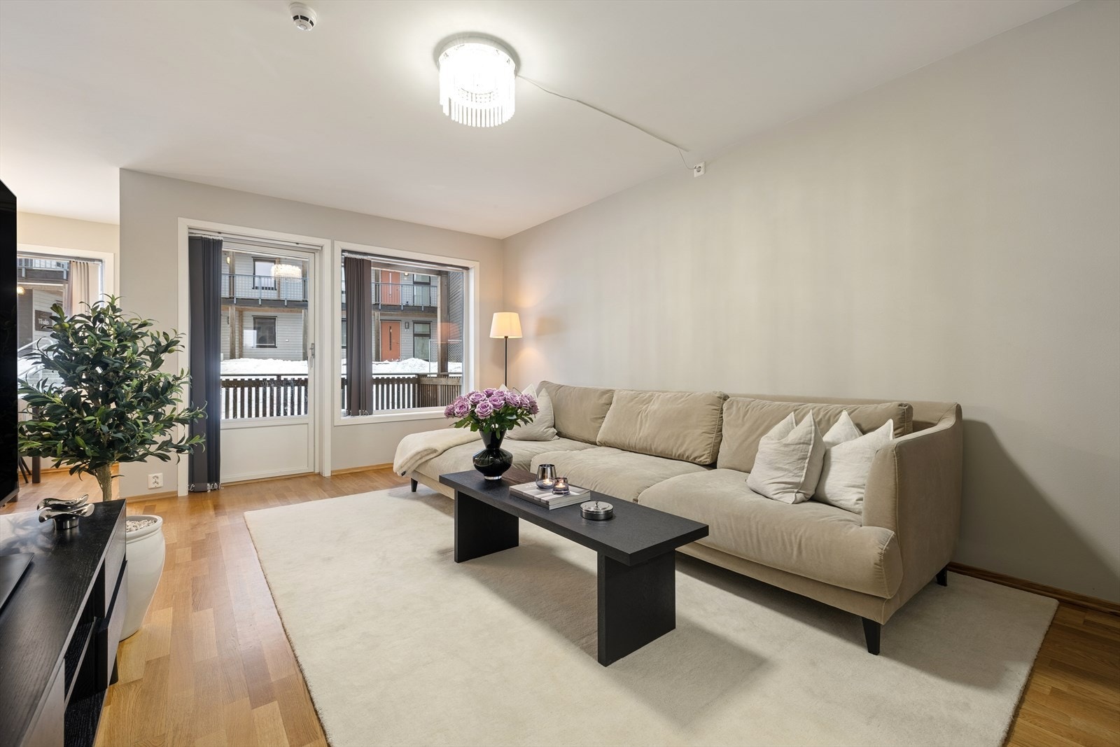 Overflatene består av malte veggflater og parkettgulv. Galleribilde