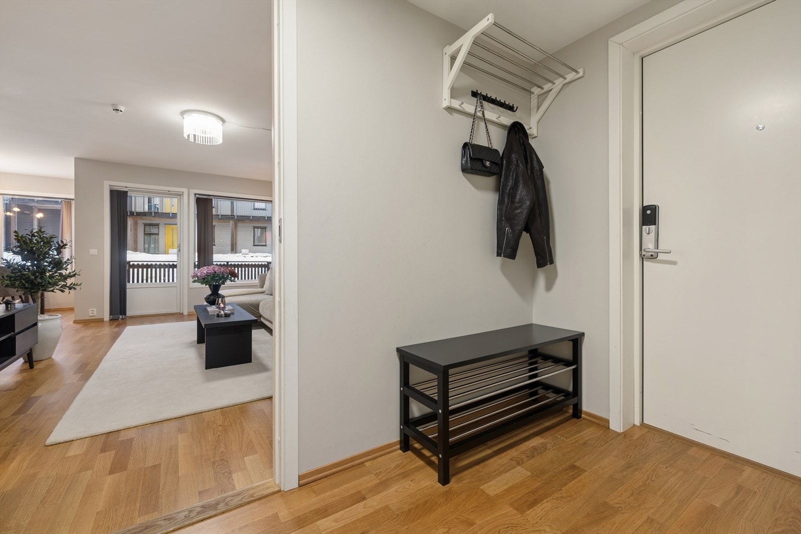 Det er god plass til oppbevaring av yttertøy og sko i gangen. Galleribilde