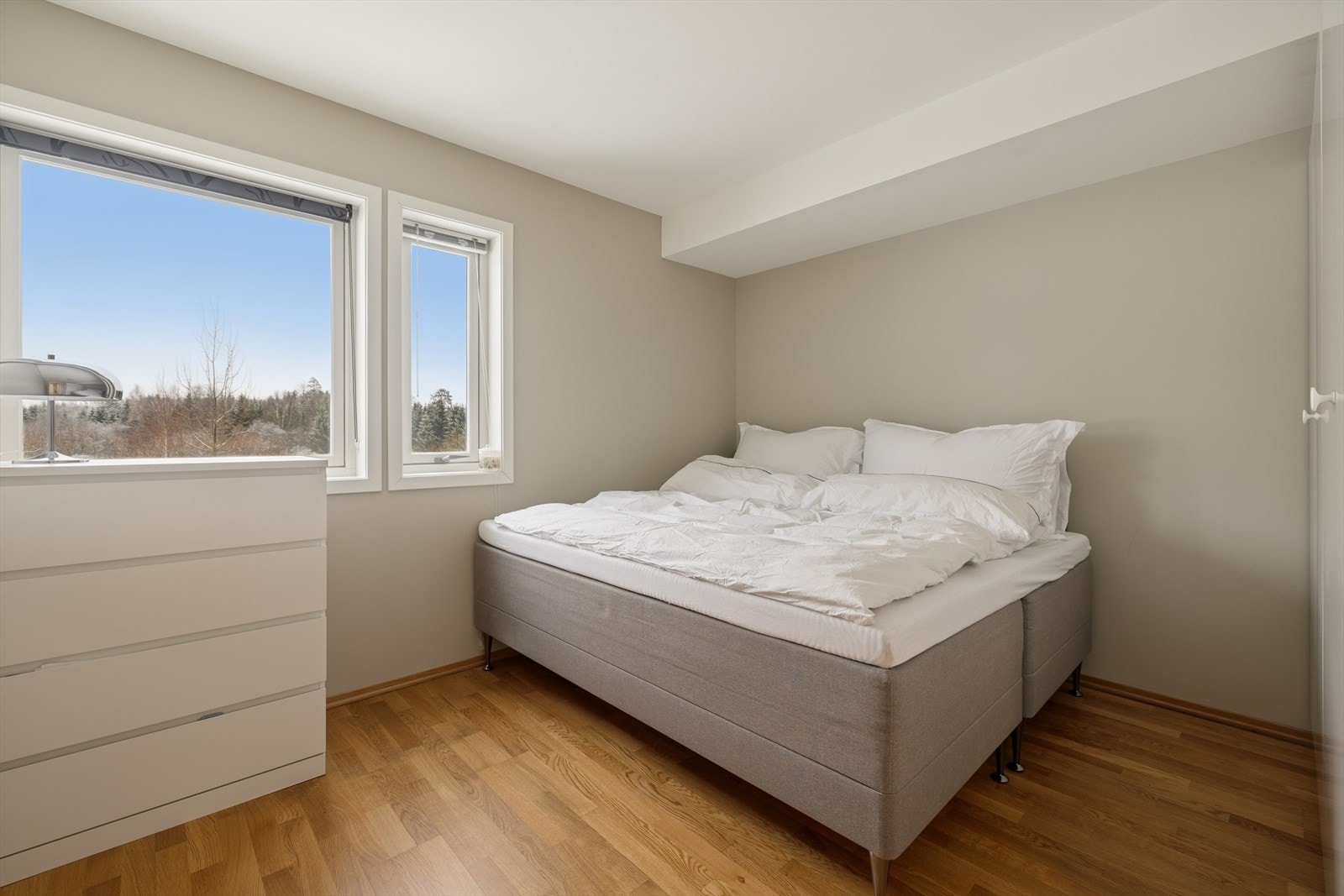 Hovedsoverommet har god plass til dobbeltseng og garderobeløsning. Galleribilde