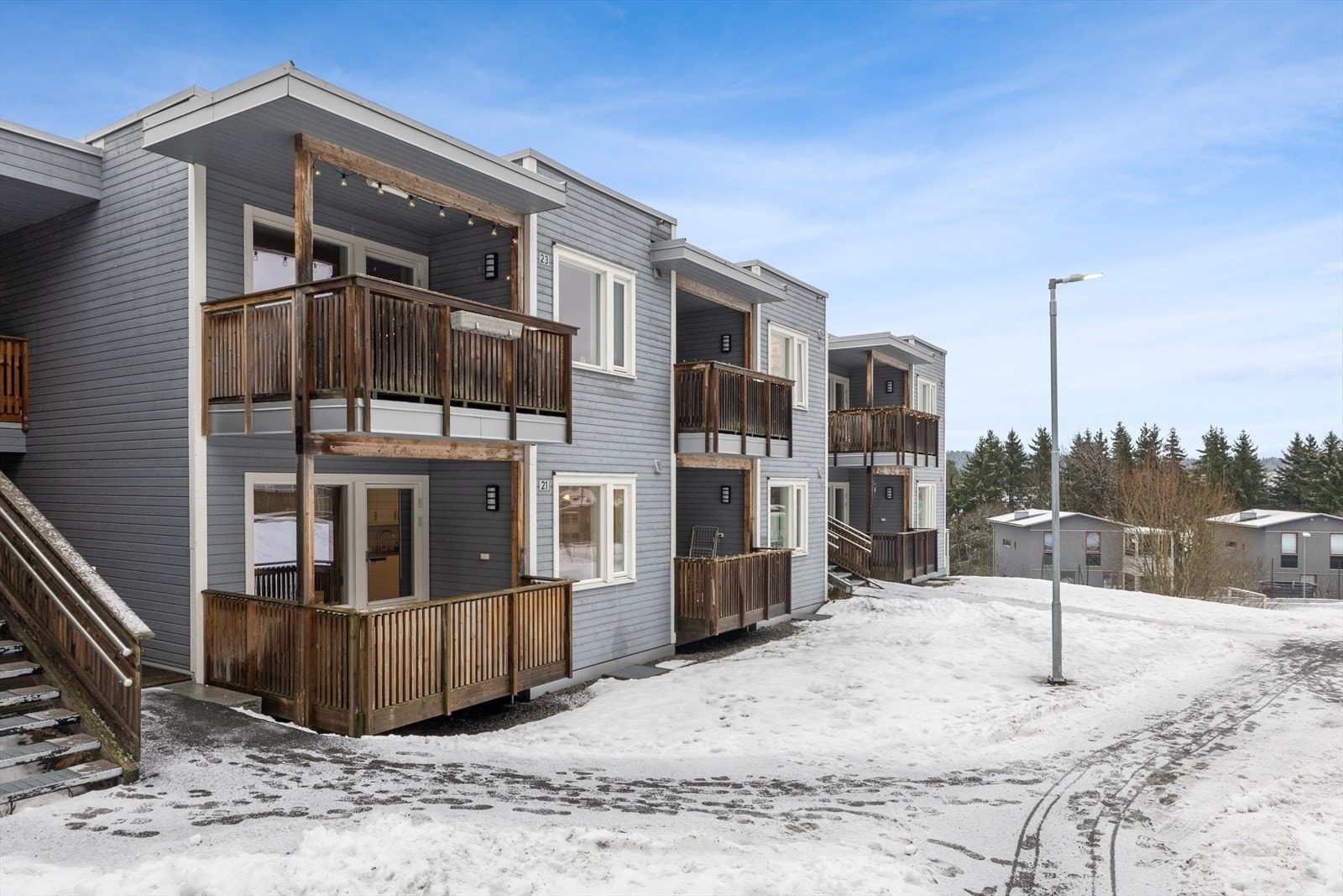 Eiendommen ligger i et etablert og barnevennlig område med lekeplasser og store grøntarealer. Galleribilde