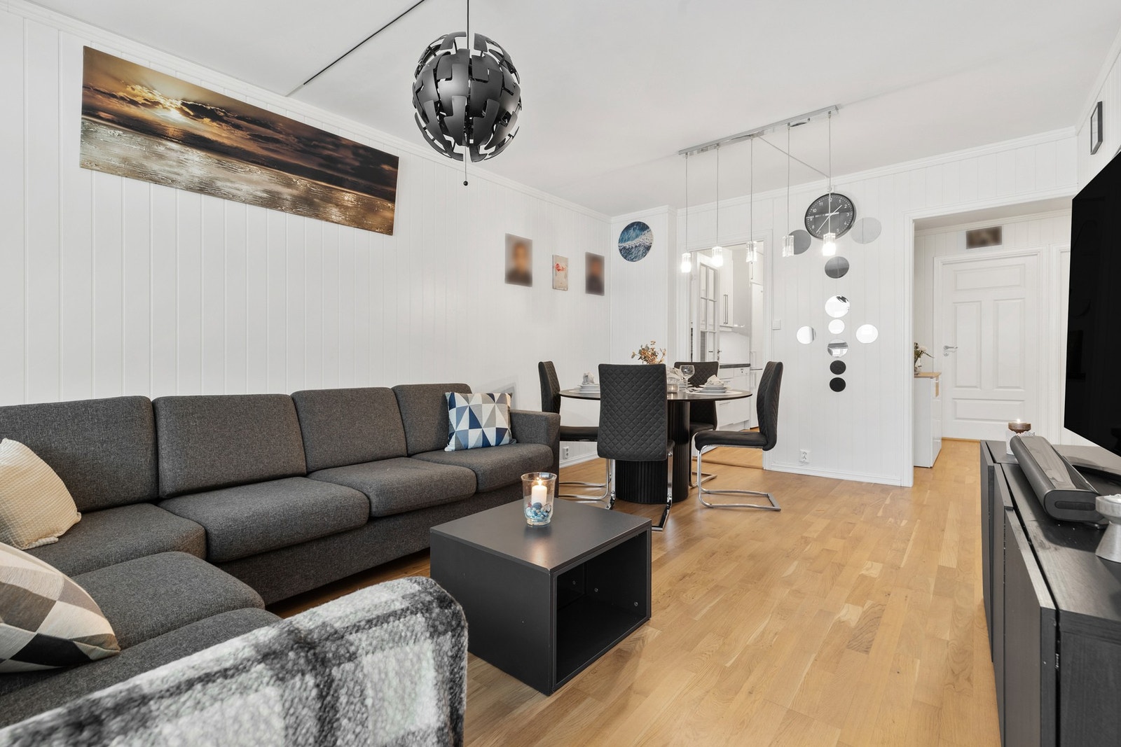 Rommet har store vindusflater og fin plass til sofagruppe og spisebord Galleribilde