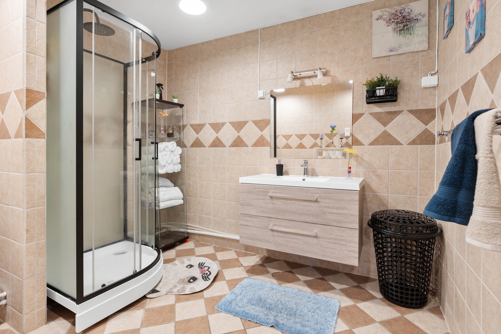 Bad fra 2007 med flislagt gulv og vegger samt malt betong i himling Galleribilde