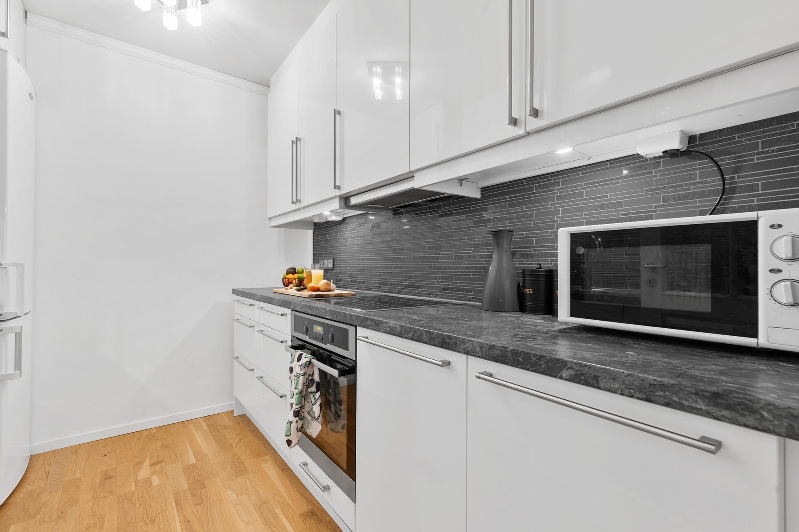 Innredningen har integrert platetopp og stekeovn samt kjøkkenventilator med kullfilter i overskap Galleribilde