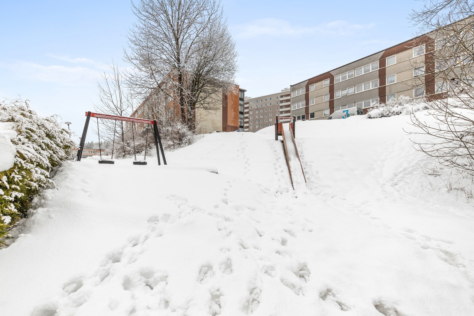 Tomten er opparbeidet med lekeplass og plenarealer Galleribilde