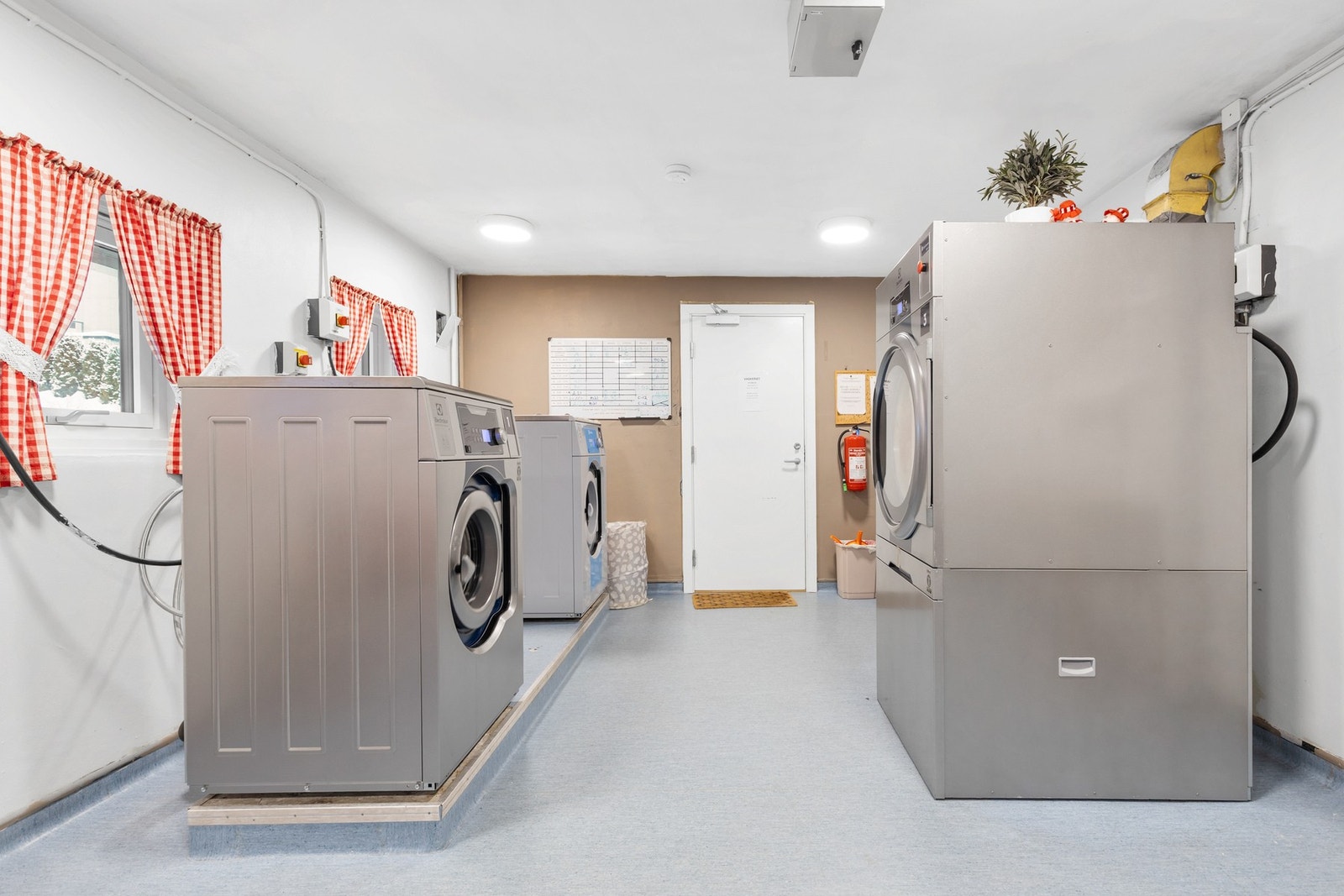 Felles vaskeri i kjeller Galleribilde