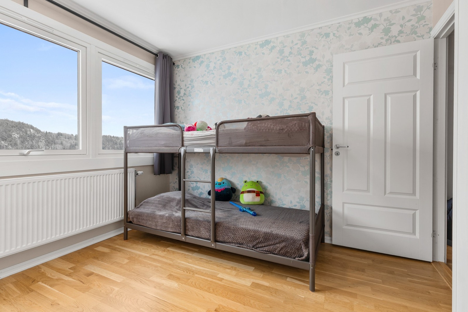 Soverom 2 med kontrastvegg med tapet Galleribilde