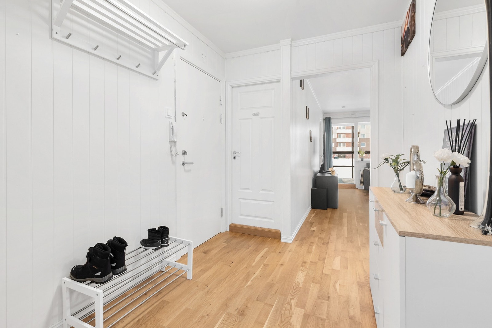 Det er fin plass til oppheng av yttertøy og sko Galleribilde