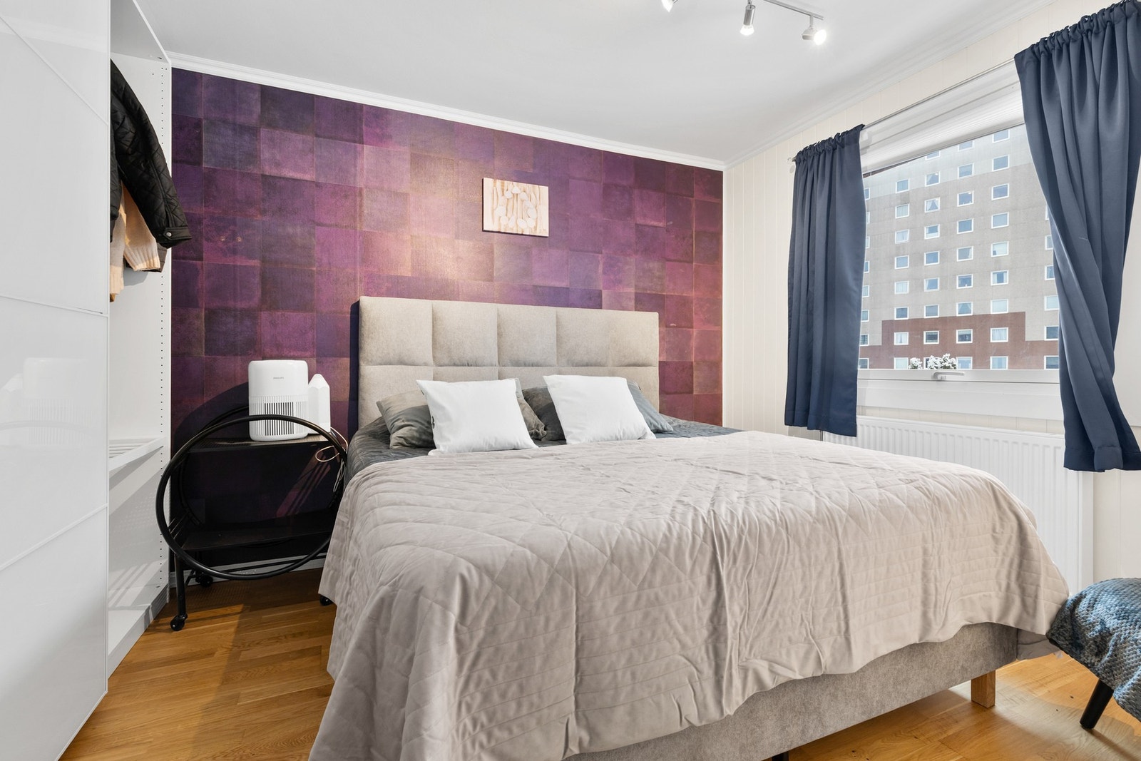 Hovedsoverommet har parkettgulv samt kombinasjon av panel og tapet på veggene Galleribilde