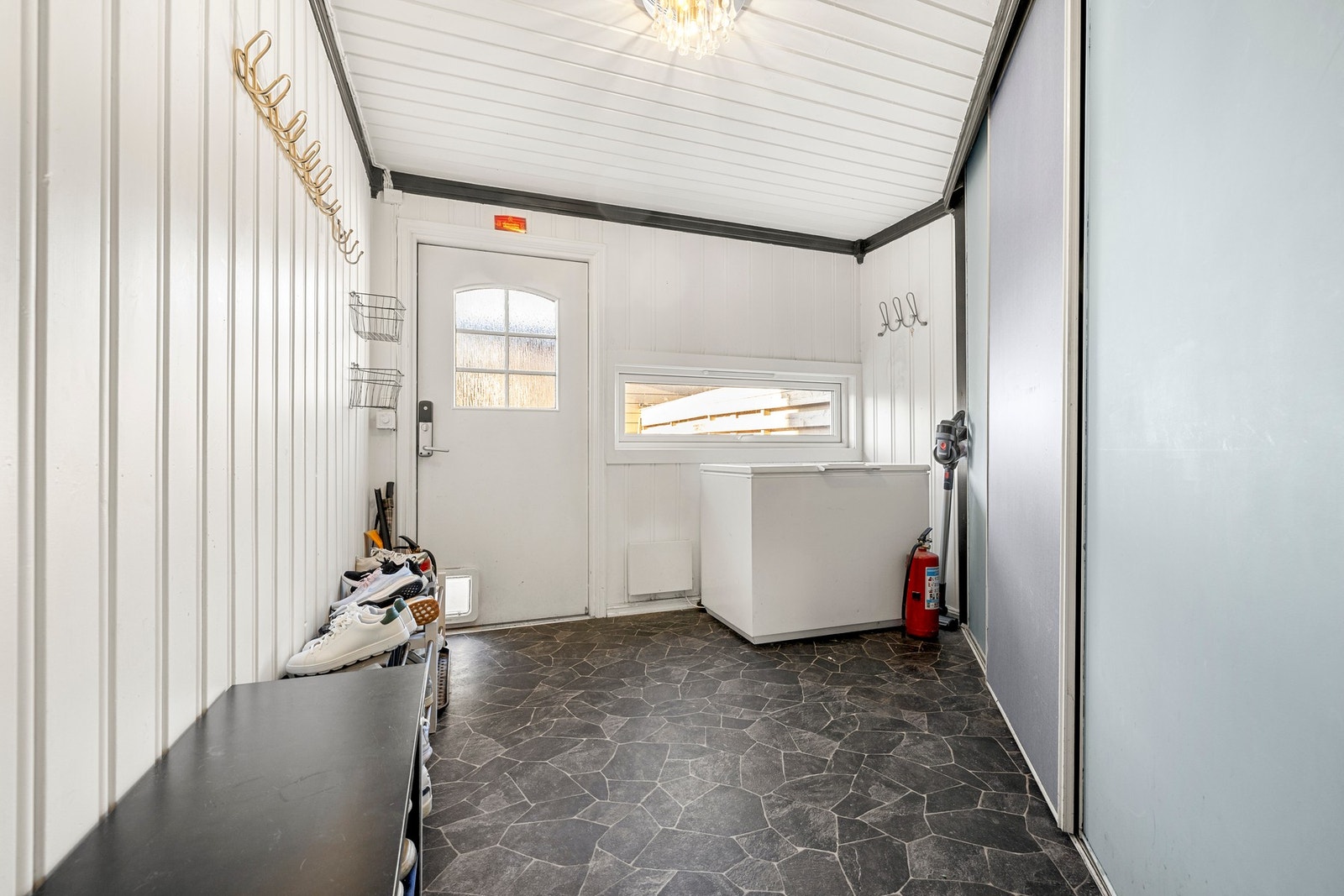 Lys og romslig entré ønsker deg velkommen inn. Galleribilde