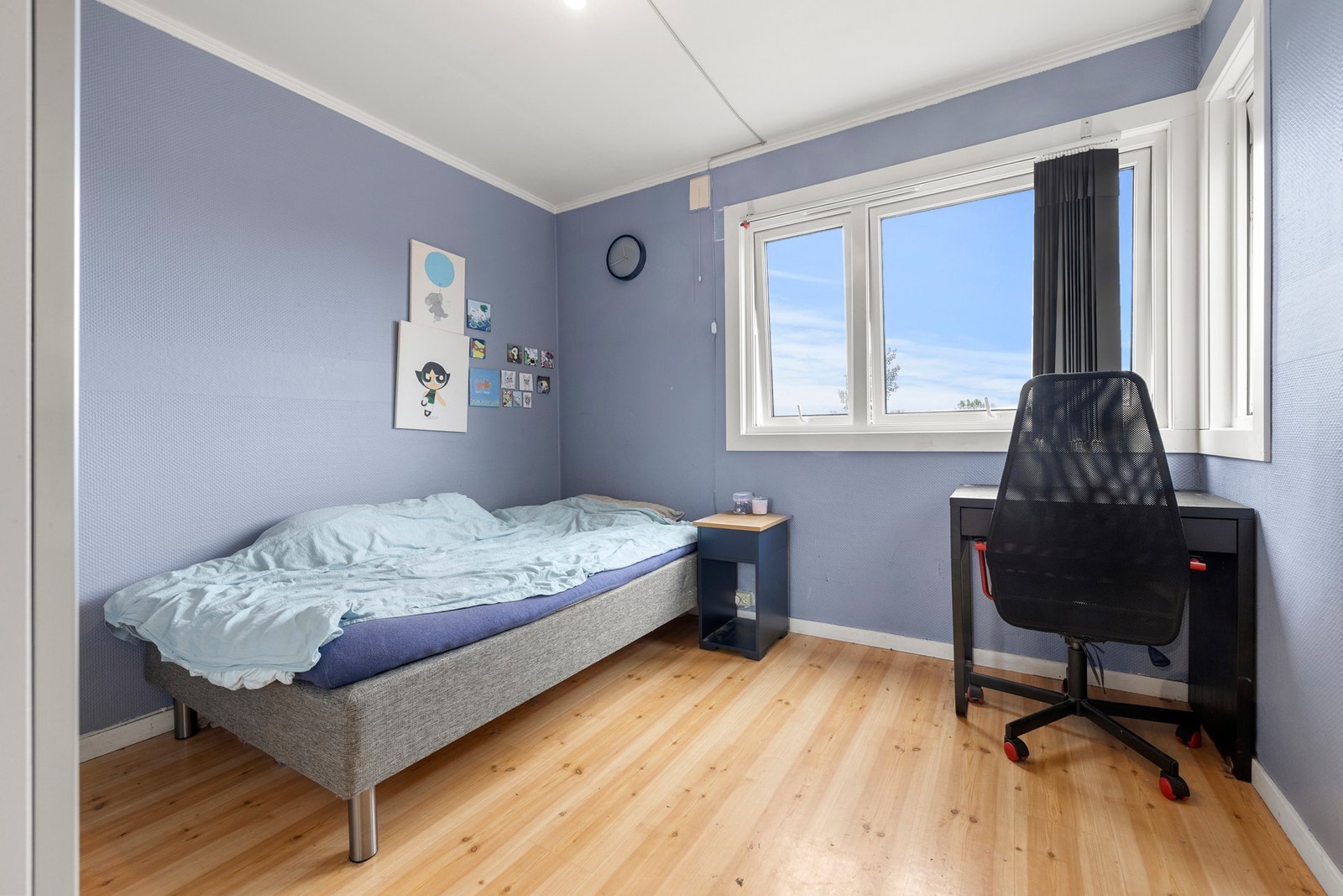 Lyst soverom med plass til seng og skrivebord. Galleribilde