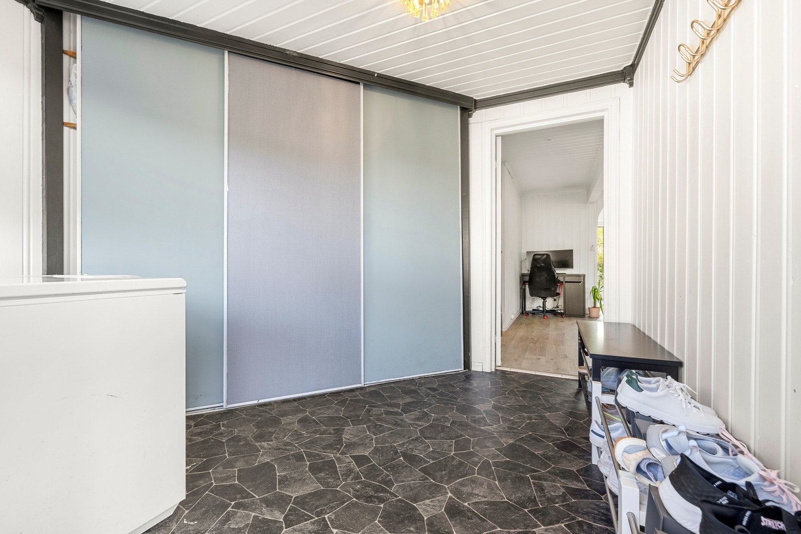 Praktisk plass med gode muligheter for oppbevaring. Galleribilde