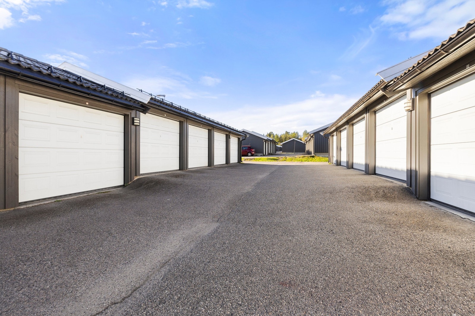 Leiligheten disponerer egen garasjeplass i rekke. Galleribilde