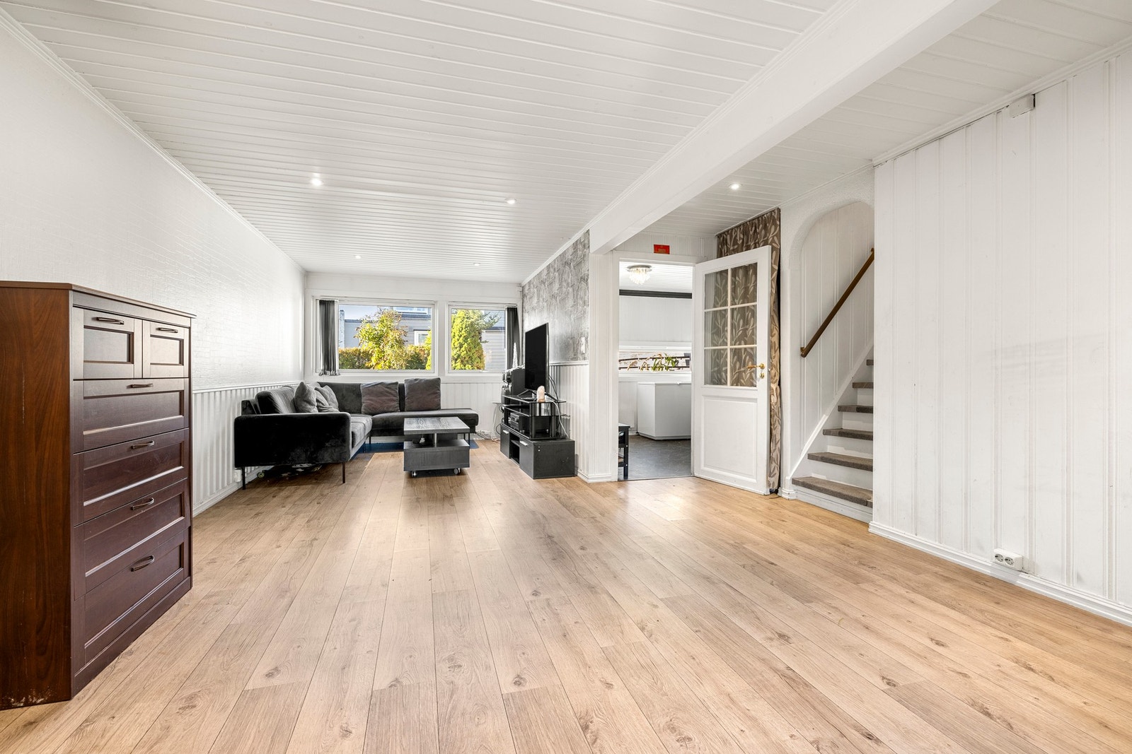 Laminatgulv og hvite vegger gir et tidløst og lyst preg. Galleribilde