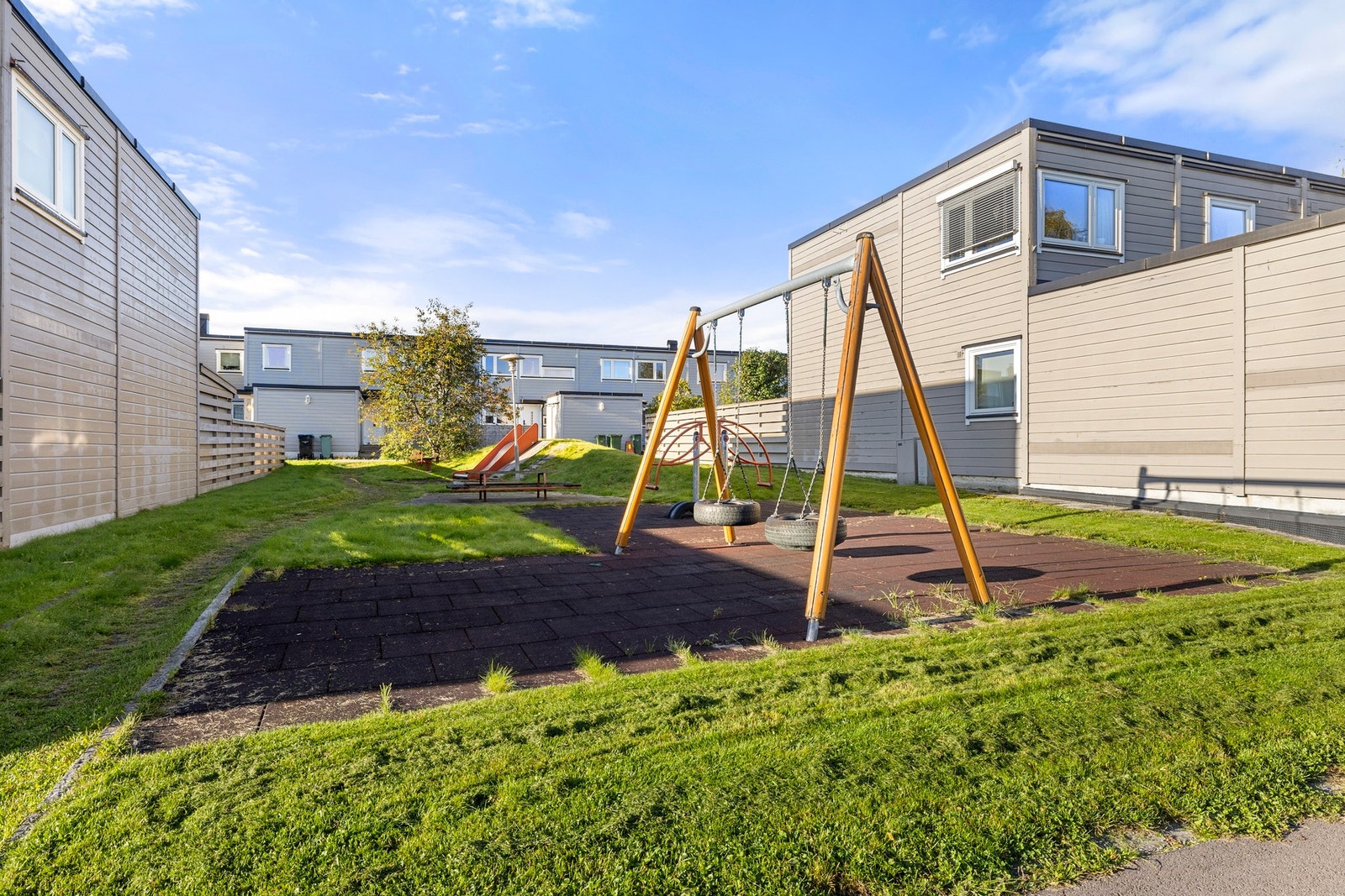 Trygg og oversiktlig lekeplass i nærheten. Galleribilde