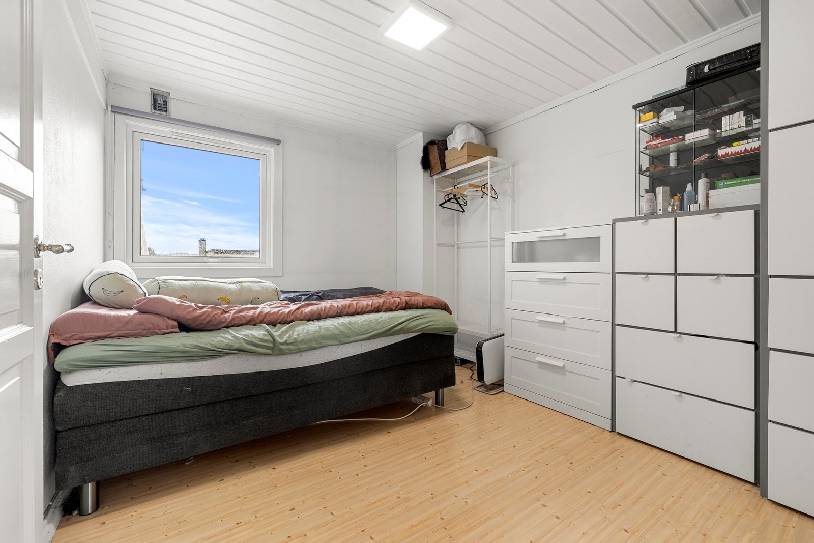 Romslig soverom med plass til dobbeltseng. Galleribilde