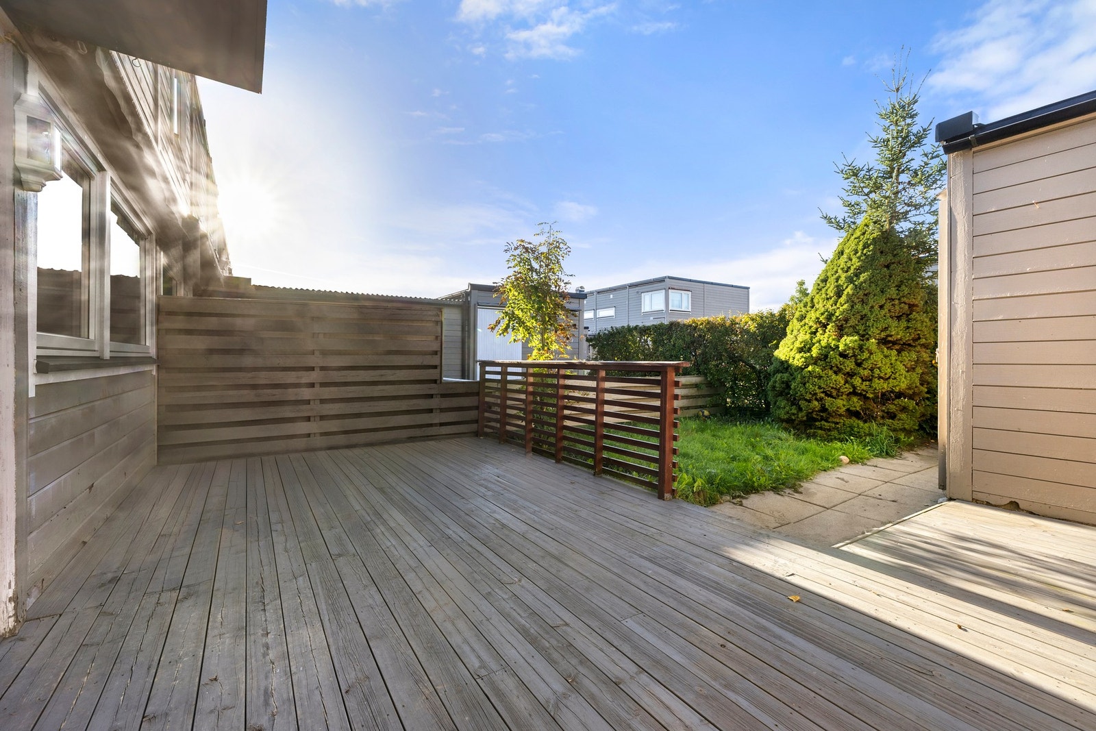 Terrassen ved inngangspartiet er sydvendt med gode solforhold. Galleribilde