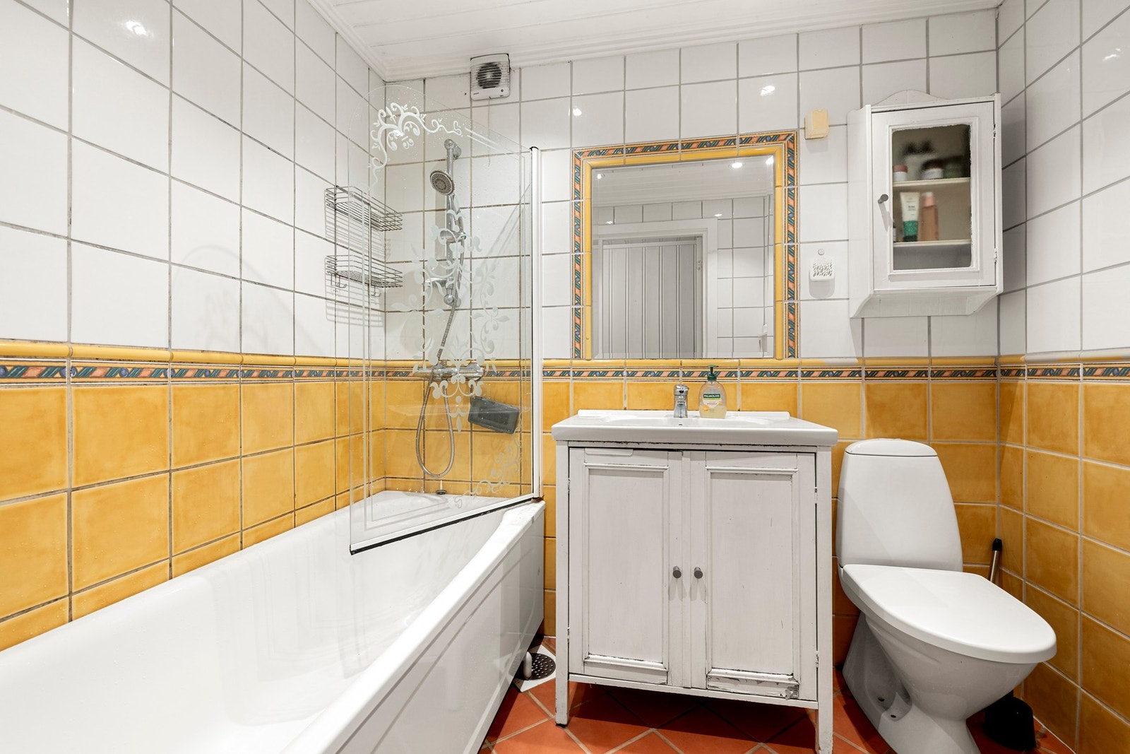 Flislagt bad med både badekar og dusjløsning. Galleribilde