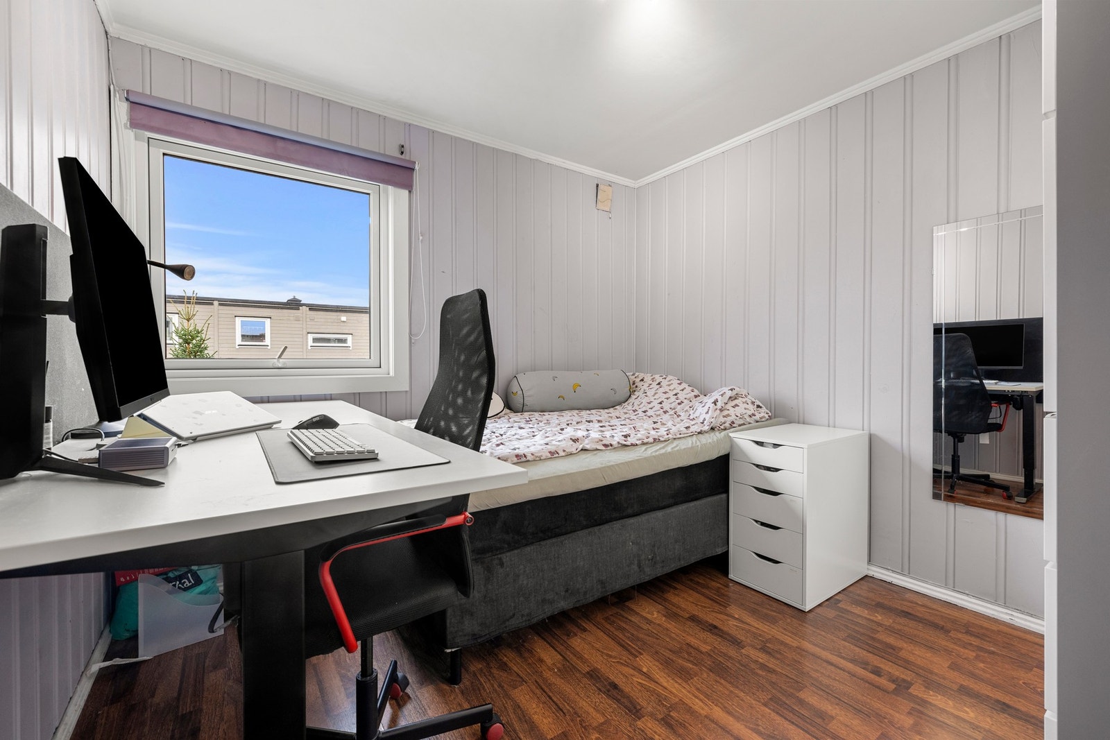 Praktisk soverom med plass til både seng og hjemmekontor. Galleribilde