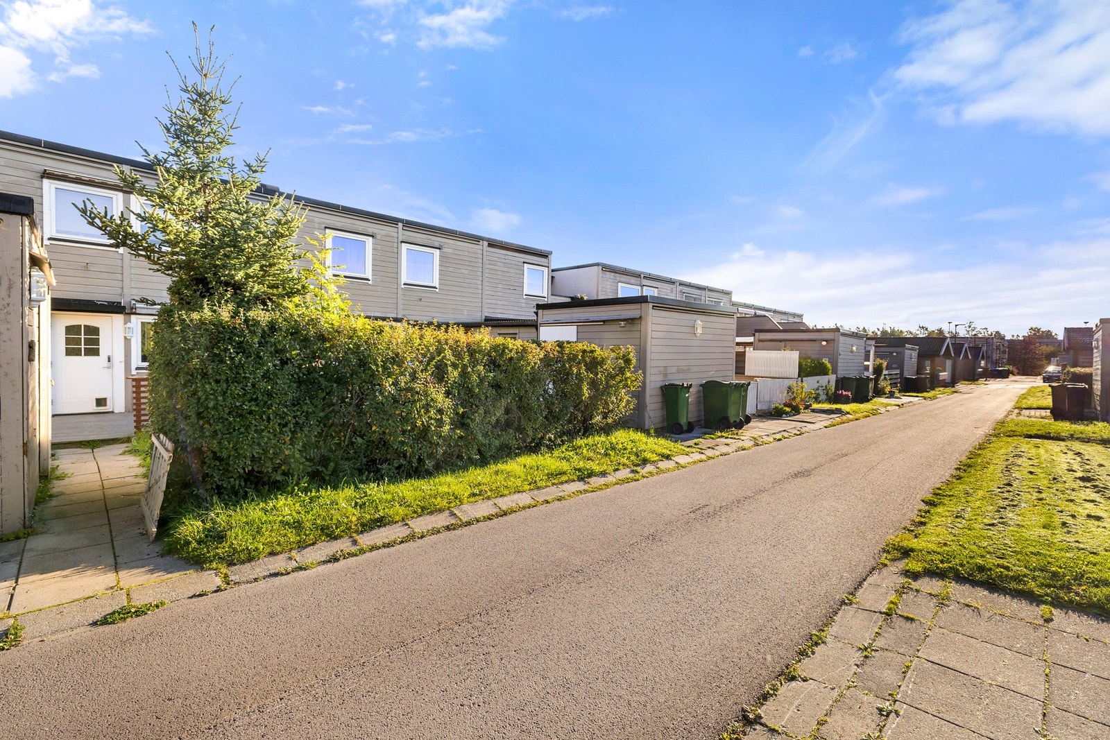 Her får du et rekkehus i et barnevennlig og rolig område med lite trafikk. Galleribilde