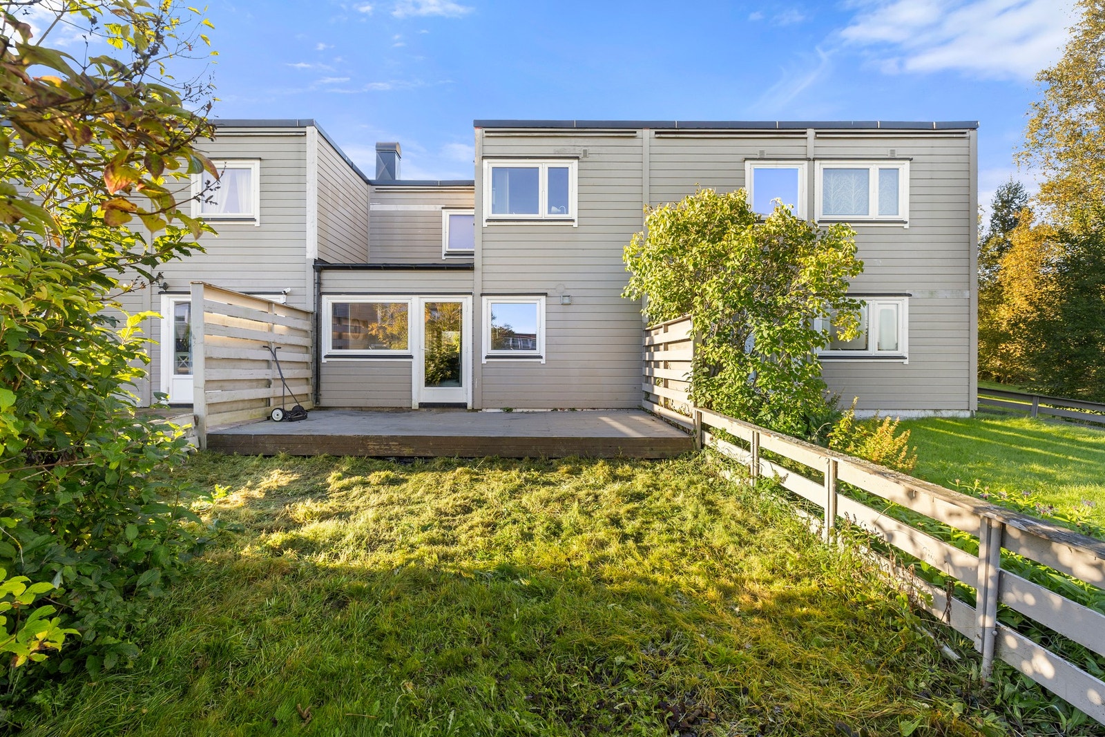 Terrasse er på ca. 18 m² med egen hageflekk, her kan du nyte sommeren til det fulle. Galleribilde
