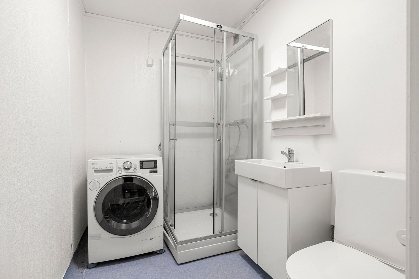 Badet er arealeffektivt med lyse flater og opplegg for vaskemaskin. Galleribilde